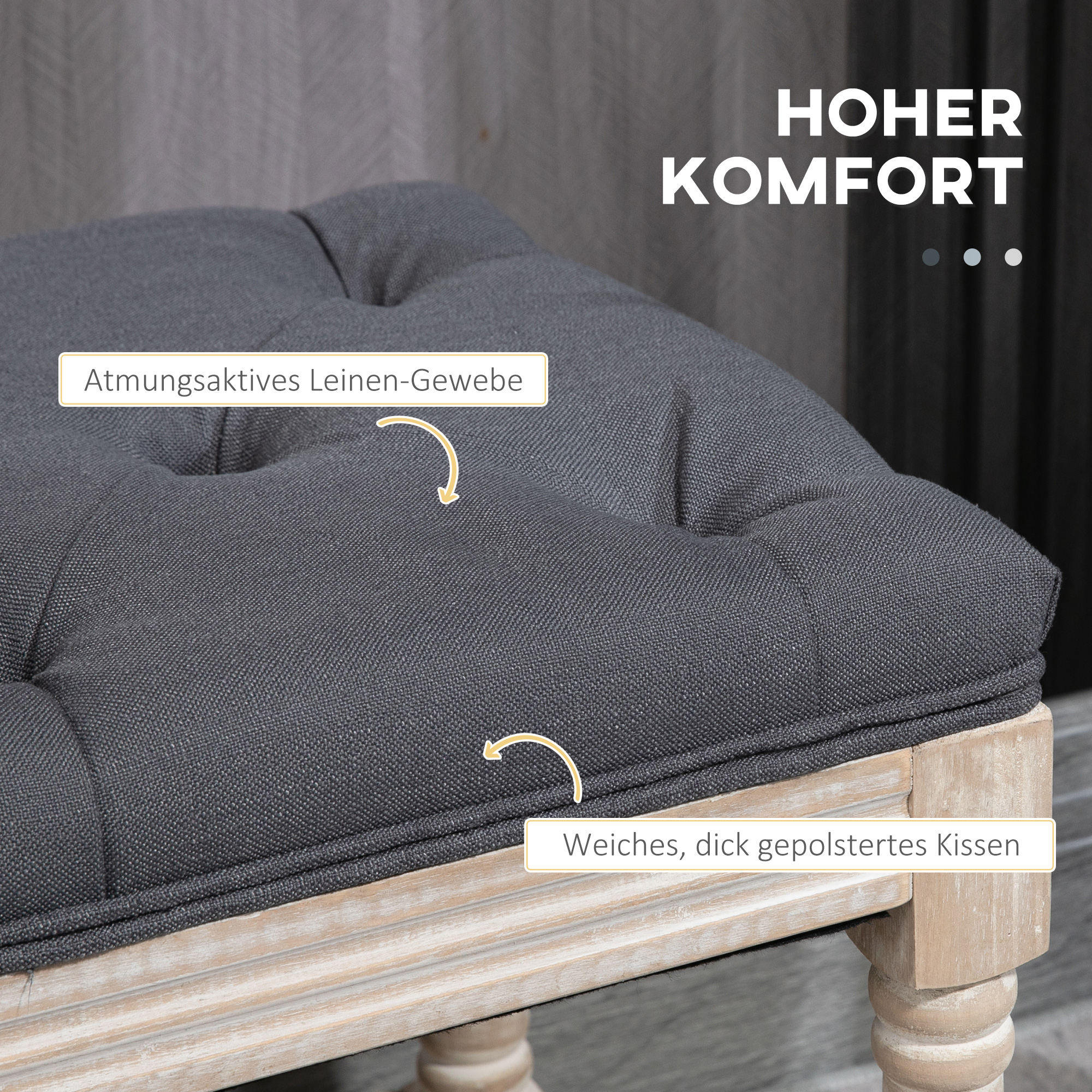Nahaufnahme einer grau gepolsterten Bank. Der Stoff ist atmungsaktives Leinen, das Kissen dick und weich.