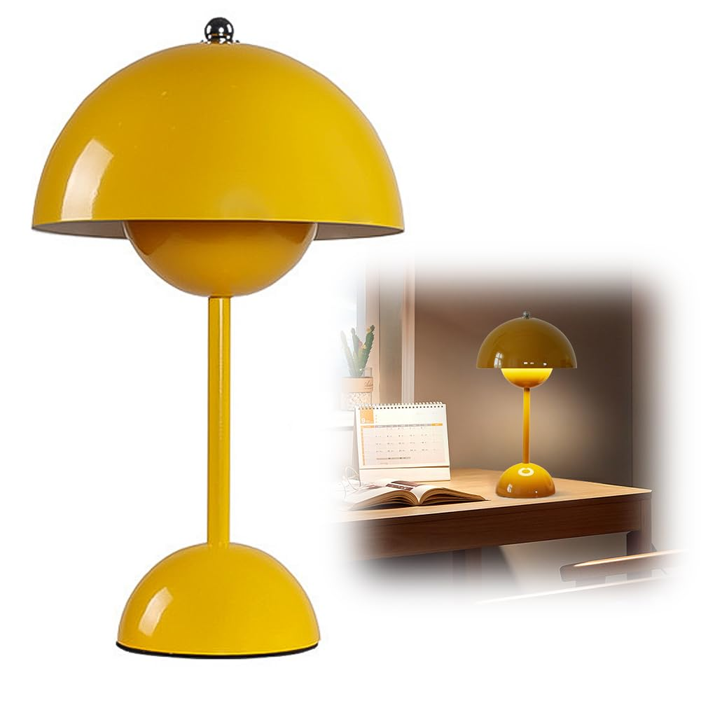 Eine gelbe moderne Lampe mit rundem Sockel und großem Lampenschirm, mit einer ähnlichen, kleineren Lampe in der Ecke.