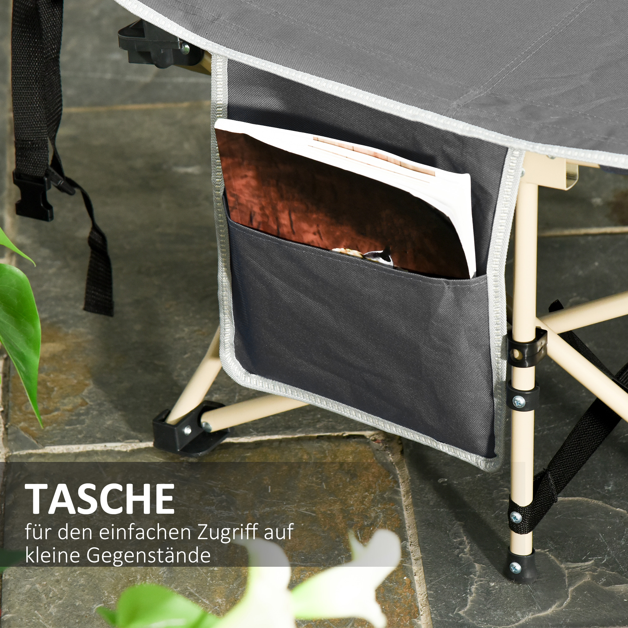 Nahaufnahme einer schwarzen Tasche auf einer grauen Campingliege, geeignet für die Aufbewahrung kleiner Gegenstände wie Dokumente.