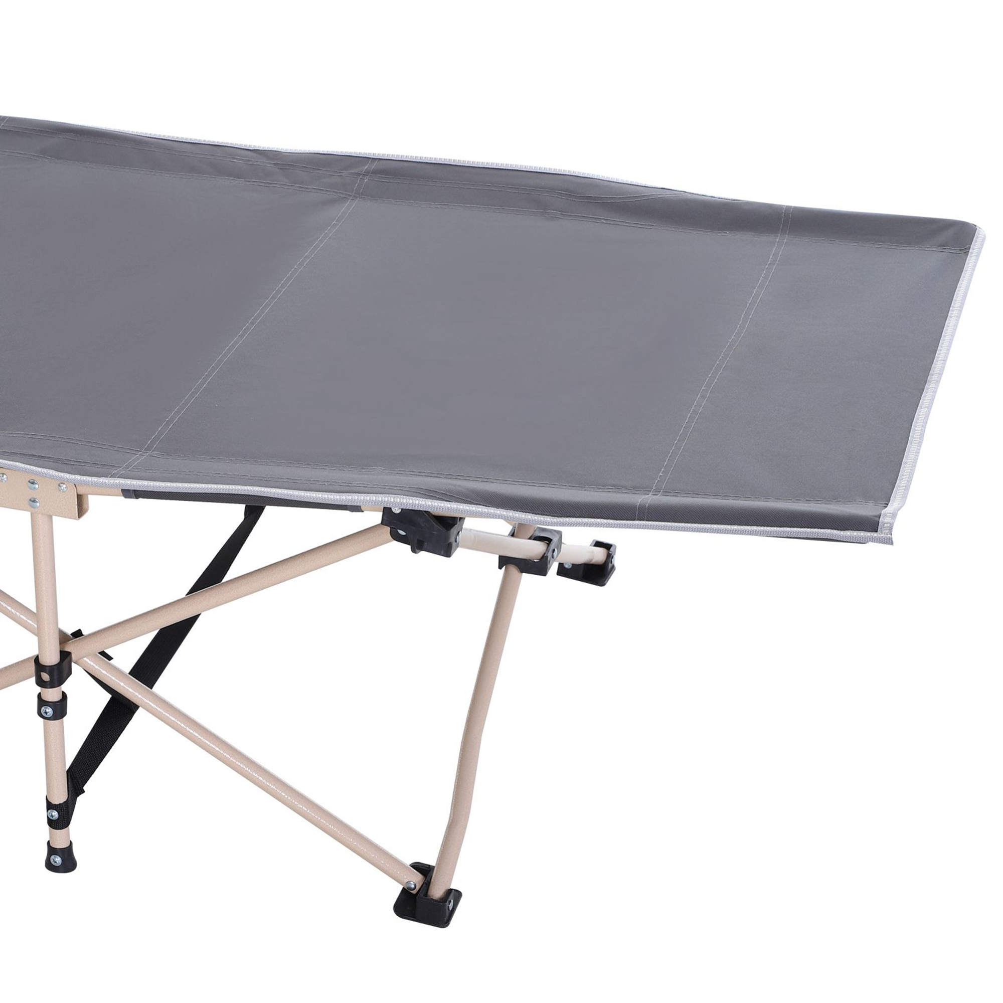 Ein zusammenklappbares Campingbett. Das Bett ist grau und hat ein Metallgestell. Es ist auf weißem Hintergrund.