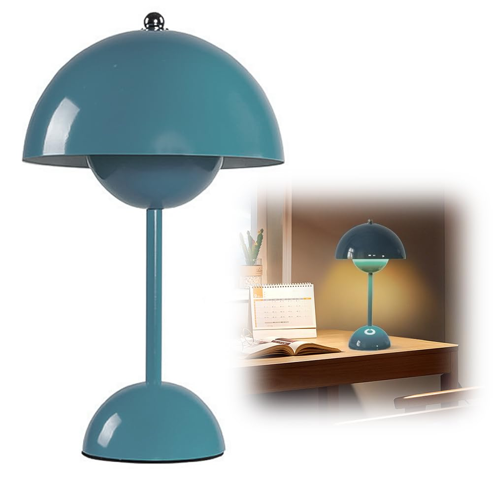 Blaue Tischlampe auf dem Schreibtisch, kleine Lampe im Hintergrund, mit einem Kalender.