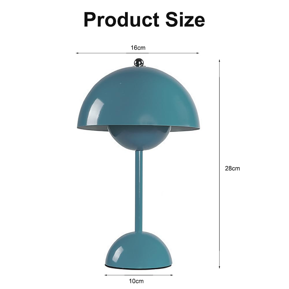 Eine blaue Tischlampe mit Abmessungen. Sie hat einen runden Schirm, einen Stiel und einen Sockel. Sie steht auf weißem Hintergrund.