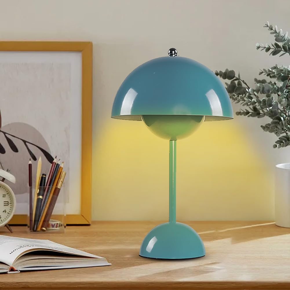 Eine blaue Tischlampe auf einem Holzschreibtisch. Bücher, Bleistifte und eine Uhr sind in der Nähe. Die Lampe leuchtet.