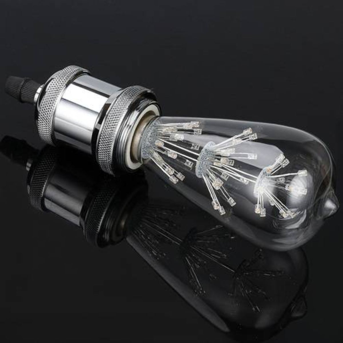 Klare LED-Glühbirne mit reflektierendem schwarzen Sockel. Die Glühbirne ist beleuchtet. Reflexion auf einer glänzenden schwarzen Oberfläche.