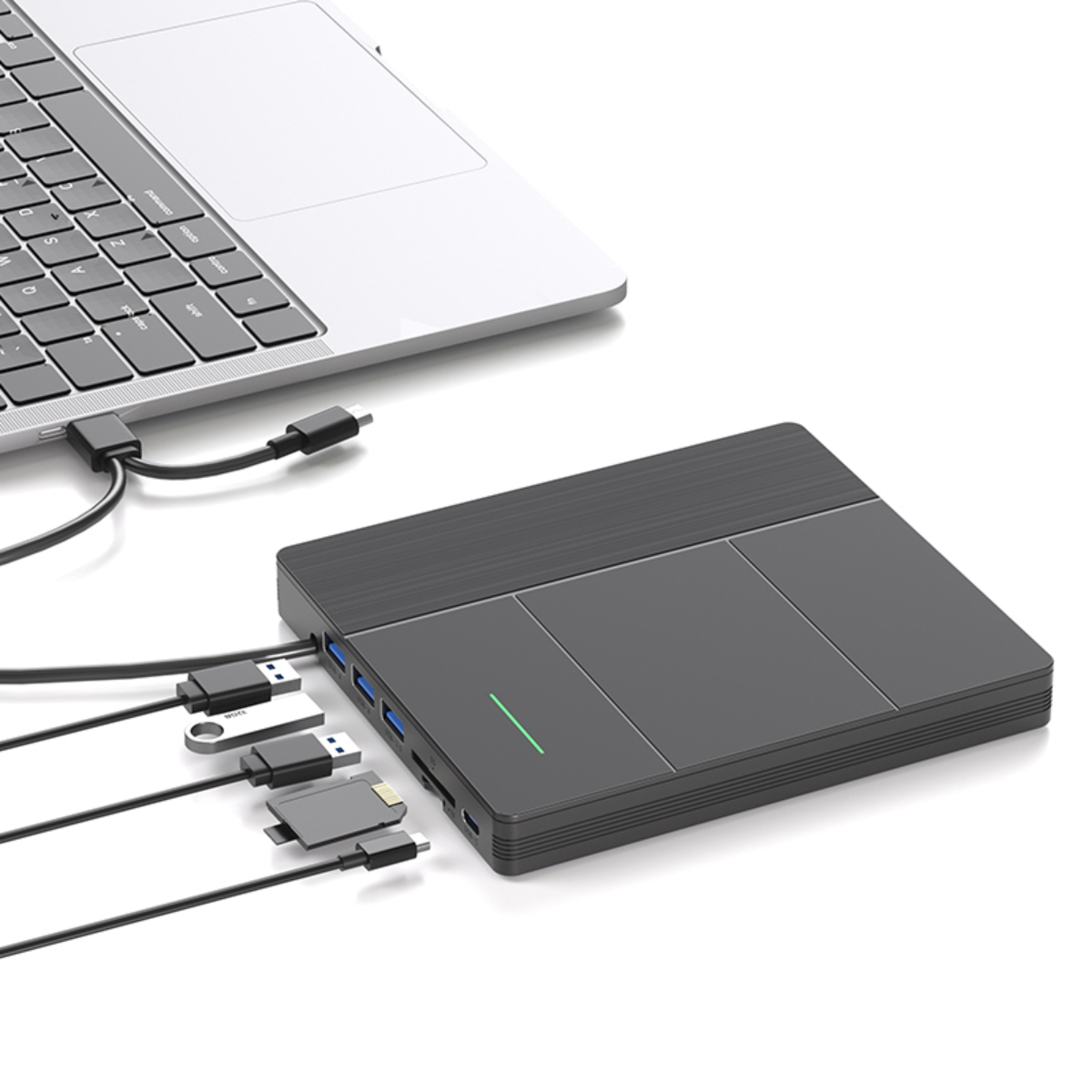 Laptop, der mit einem Multi-Port-Hub mit verschiedenen USB-, SD-Karten- und anderen Kabelanschlüssen verbunden ist.