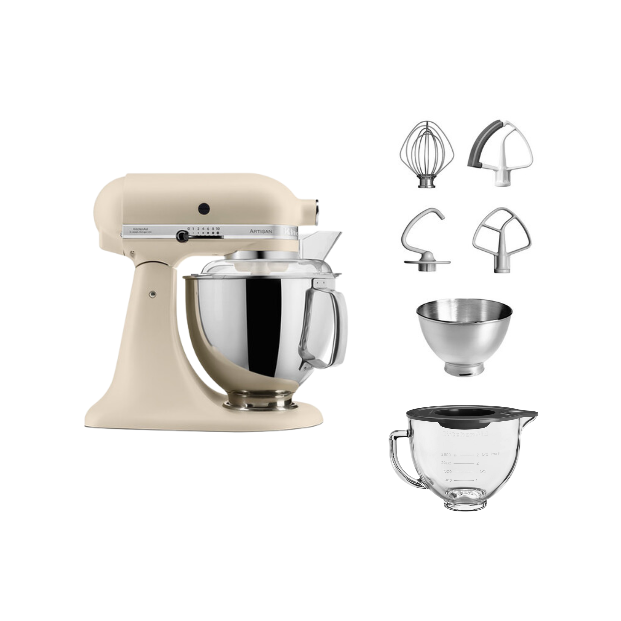 Ein cremefarbener KitchenAid-Mixer mit mehreren Aufsätzen und einem Messbecher.