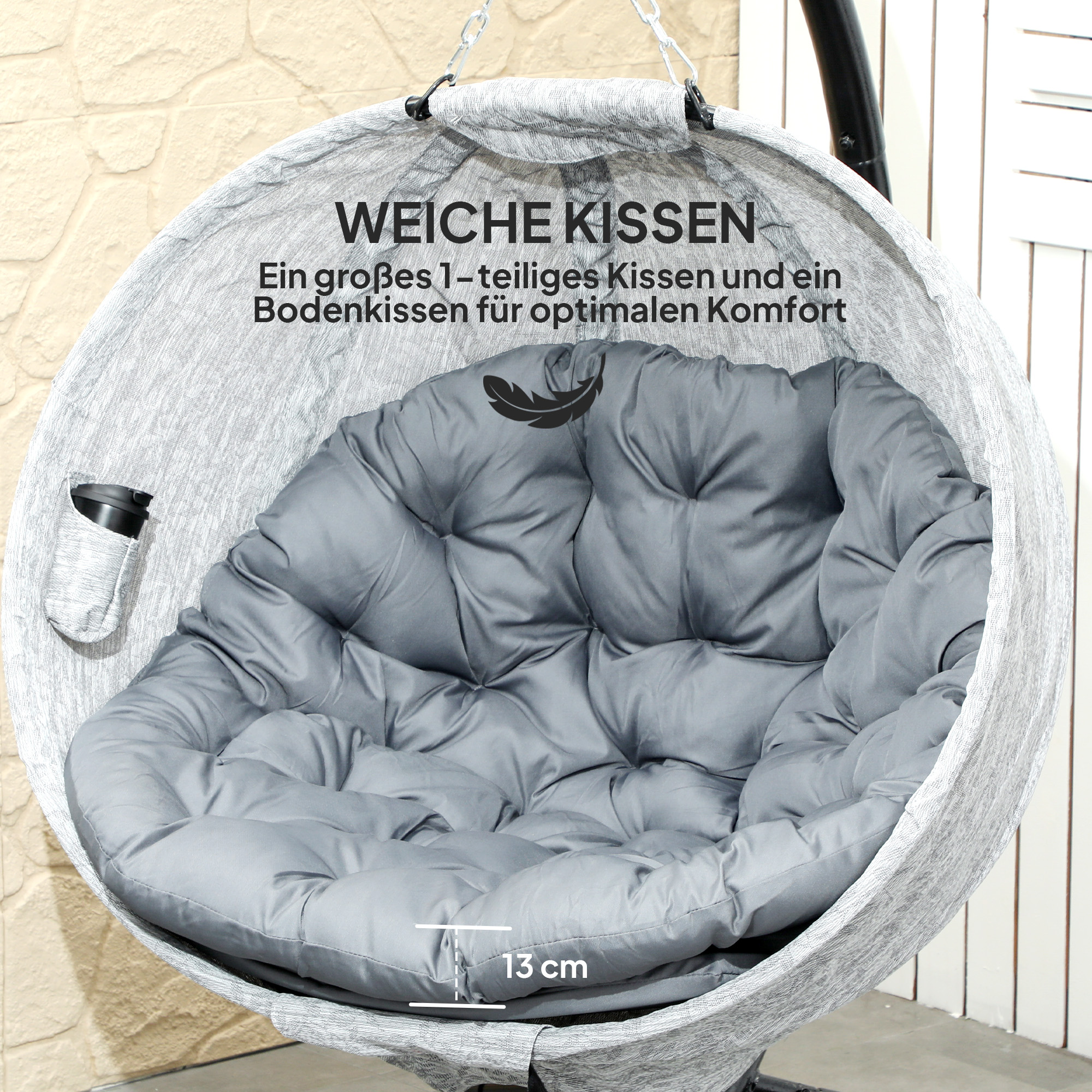 Nahaufnahme des Kissens eines grauen Hängesessels. Der Stuhl hat einen grauen Stoff und einen schwarzen Metallständer.