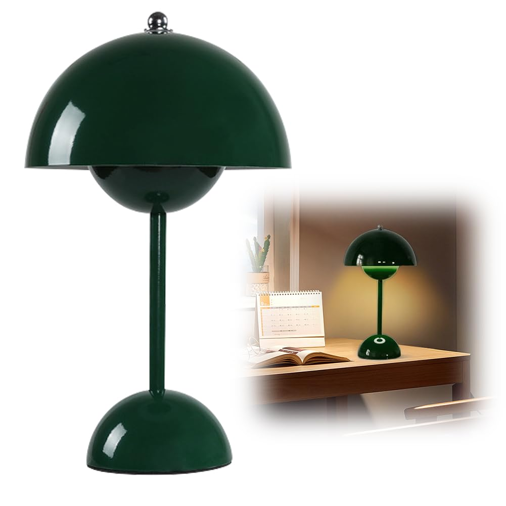 Eine grüne Lampe auf einem Holztisch und eine ähnliche Lampe auf dem Tisch im Hintergrund.