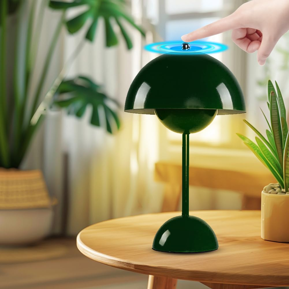 Eine grüne Tischlampe mit berührungsempfindlicher Oberseite. Ein Finger berührt die Oberseite, mit blauem Leuchten.
