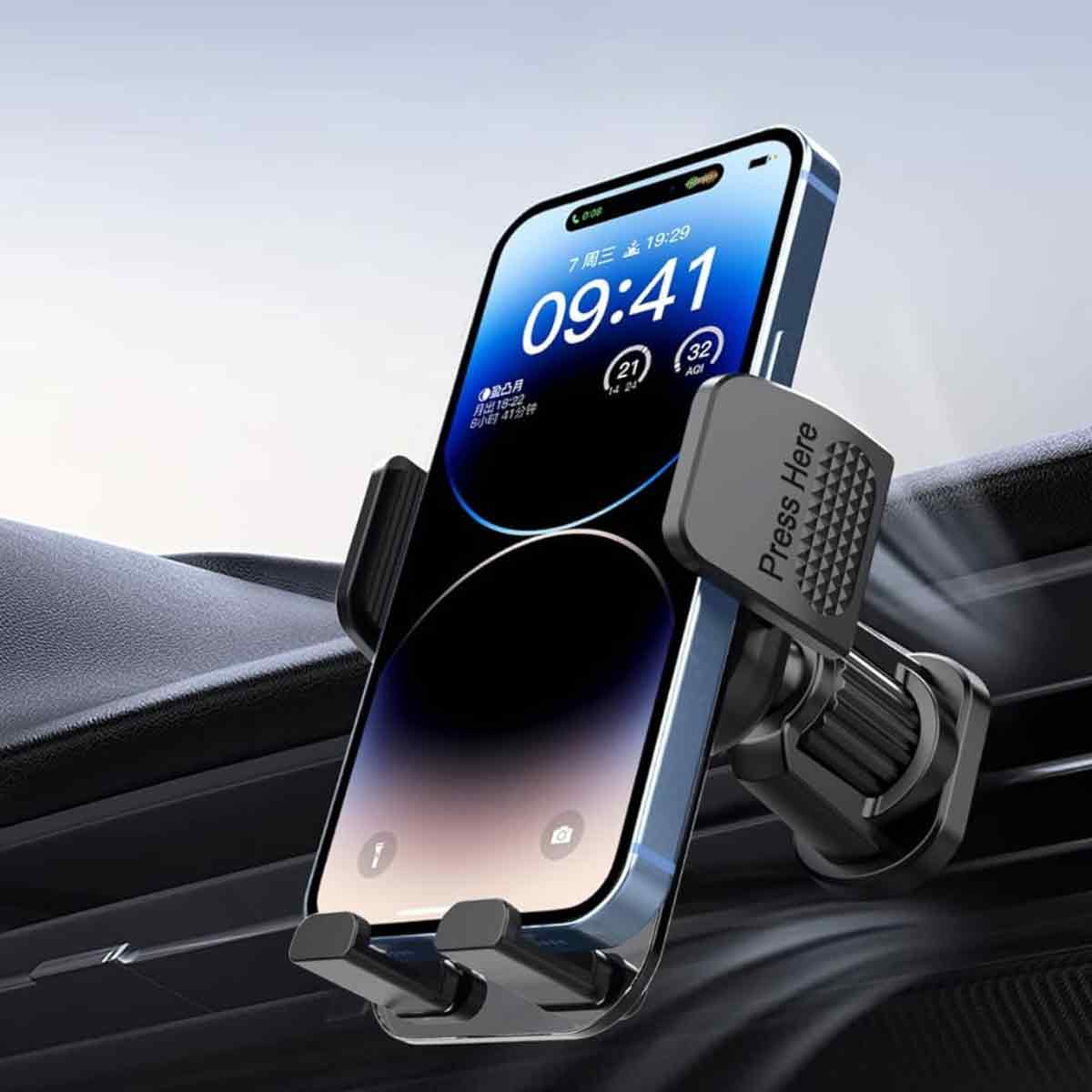 Eine schwarze Autotelefonhalterung. Ein Smartphone ist montiert und zeigt die Uhrzeit. Das Telefon befindet sich in einem Auto.