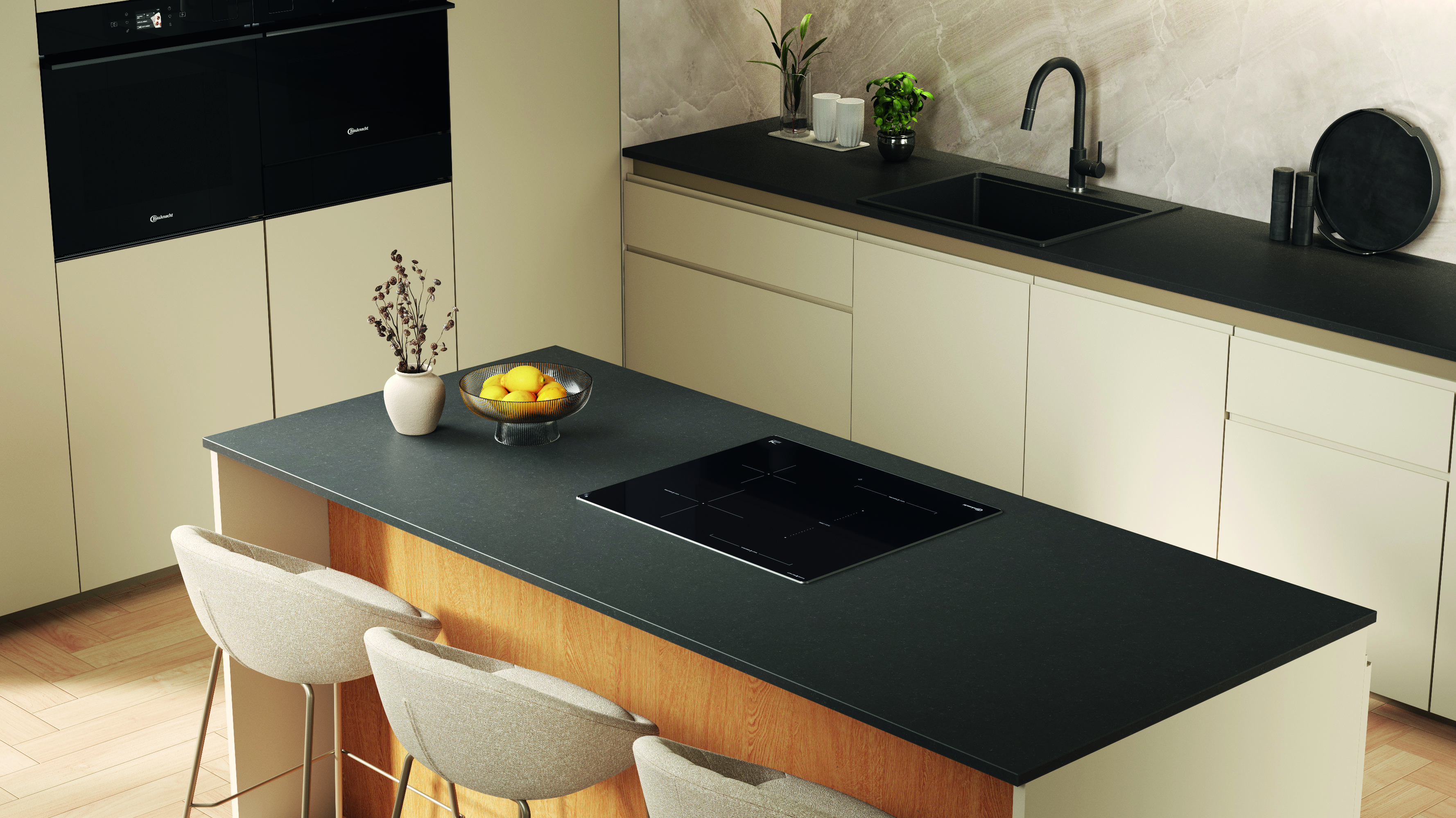 Moderne Küche mit Kochinsel, Kochfeld und Hockern. Schränke, schwarze Spüle und Wasserhahn. Helle Holzböden.