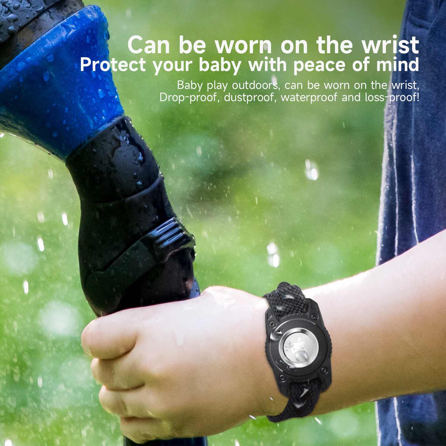 Dziecko noszące czarną opaskę na nadgarstek. Opaska trzyma okrągłe urządzenie. W pobliżu znajduje się niebieski wąż.