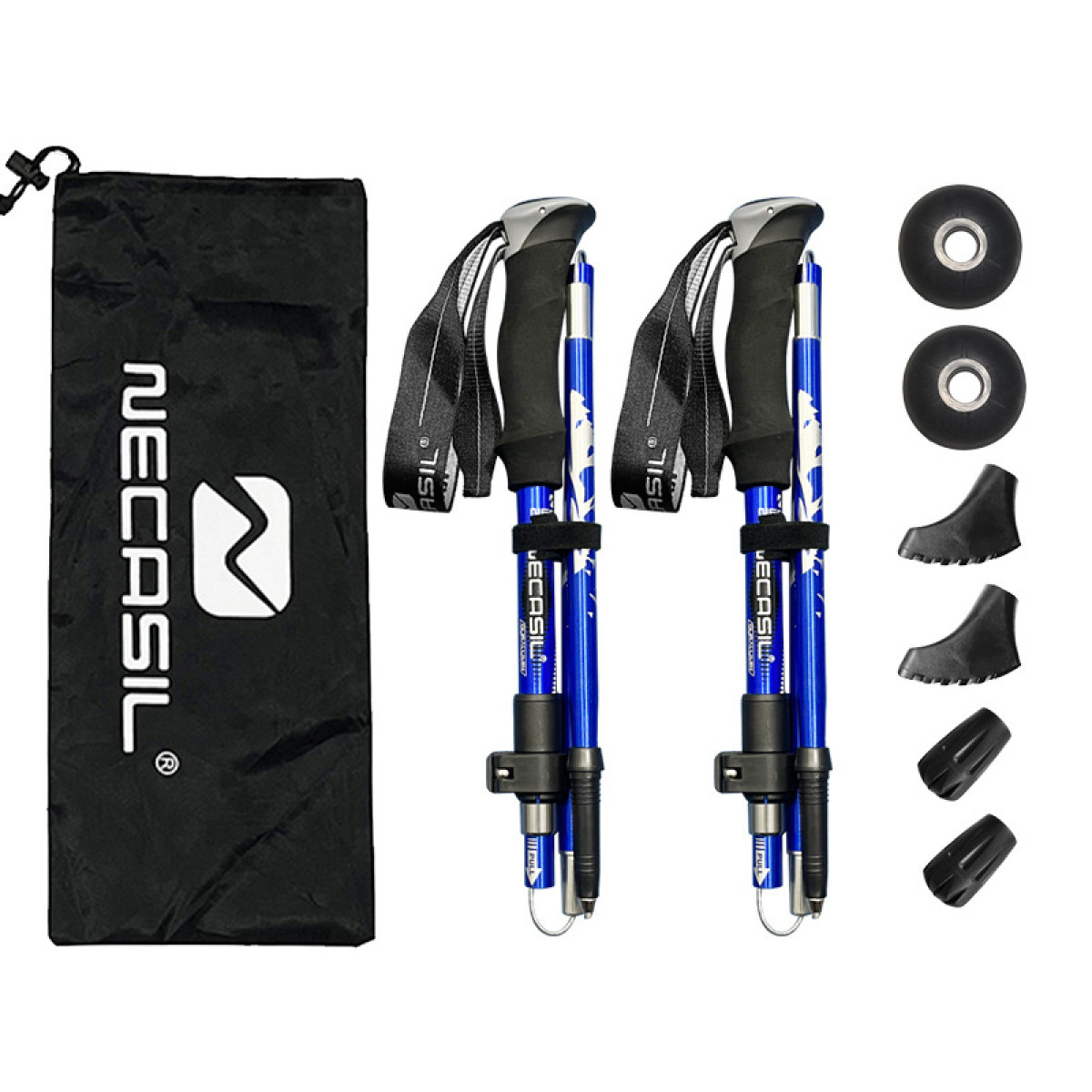 Czarna torba transportowa z białym logo, dwa niebiesko-czarne kijki trekkingowe i akcesoria na białym tle.