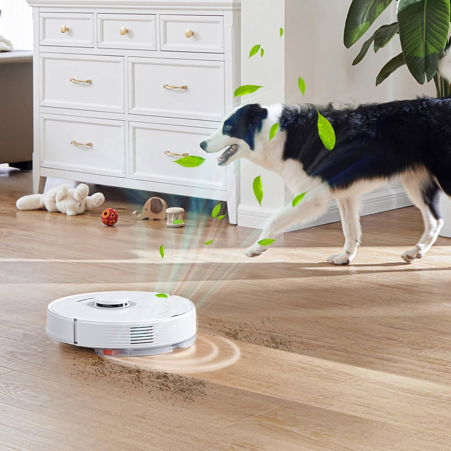 Biały robot sprzątający z psem, liśćmi i drewnianą podłogą.