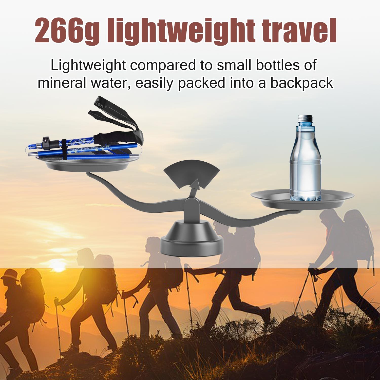 Waga pokazuje kijek trekkingowy w porównaniu z butelką wody. Sylwetki turystów w tle.