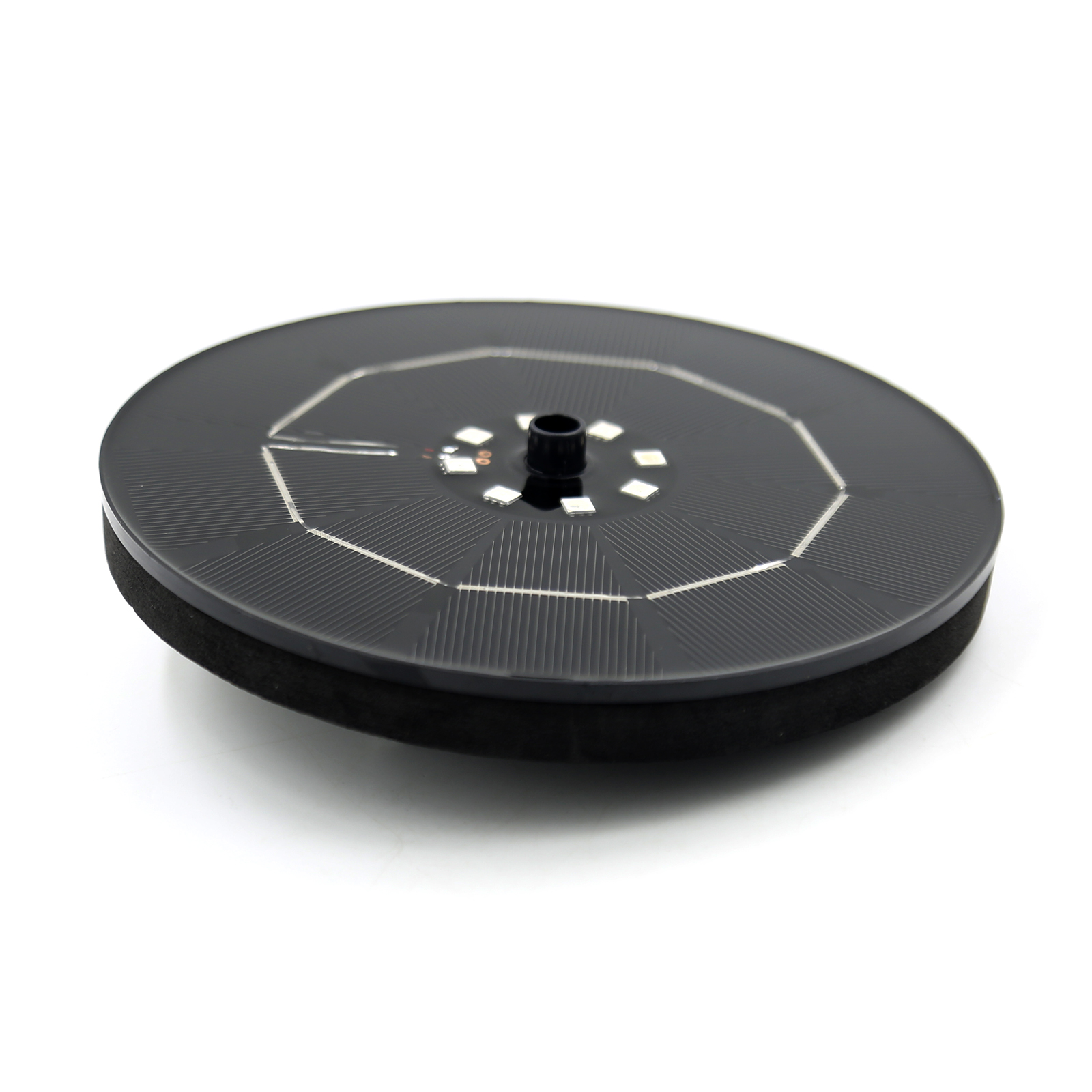 Fontanna zasilana energią słoneczną z czarną okrągłą podstawą i panelami słonecznymi.