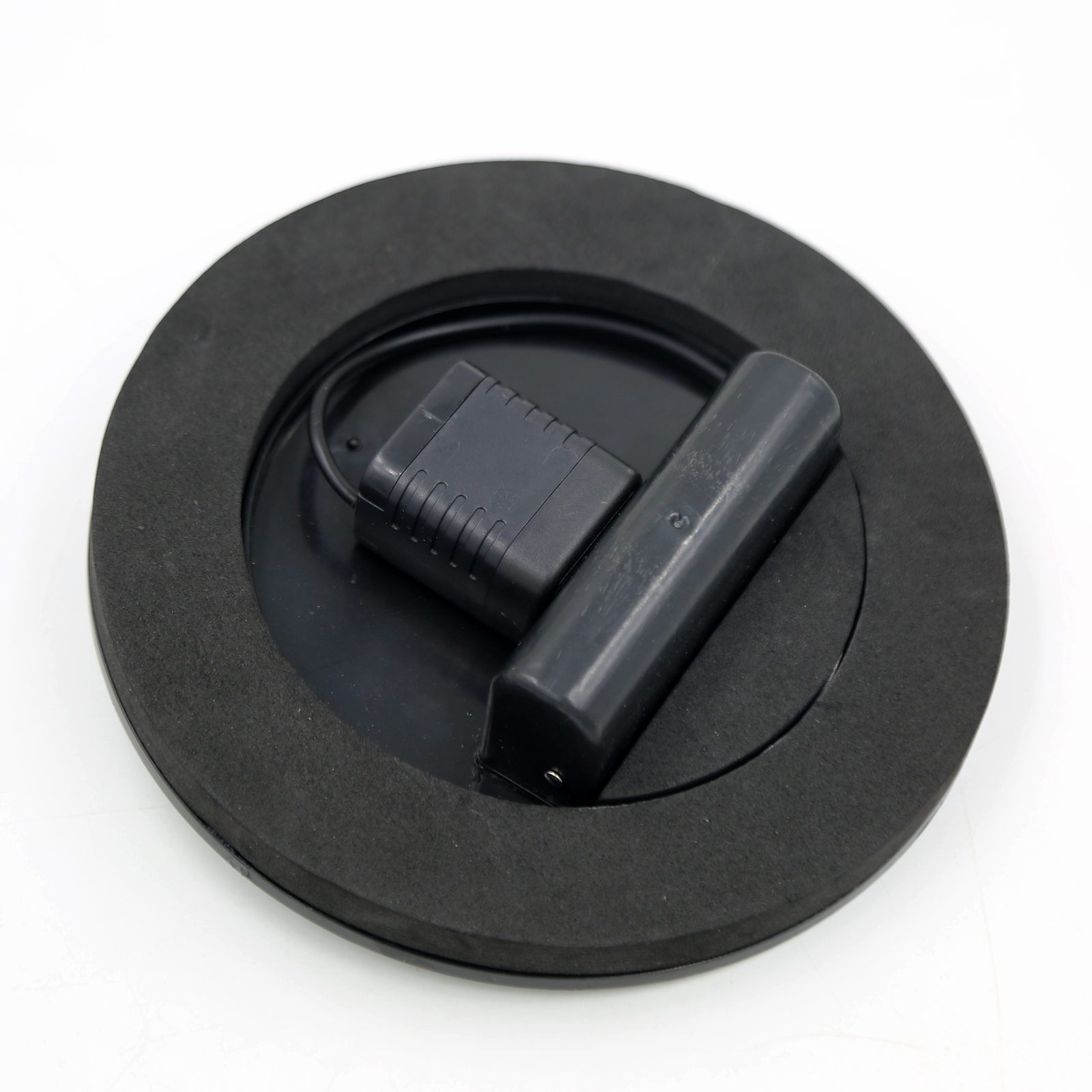 Czarny element fontanny słonecznej z czarnym pierścieniem z pianki i czarnym prostokątnym elementem.