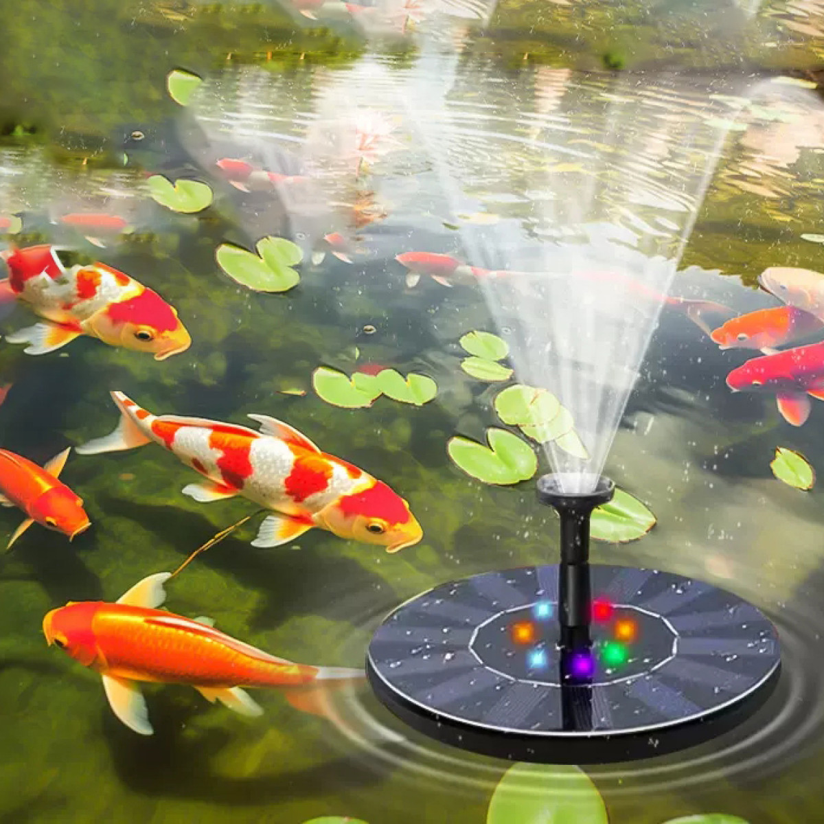 Fontanna zasilana energią słoneczną w stawie z rybami koi, strumieniem wody i liśćmi lilii.