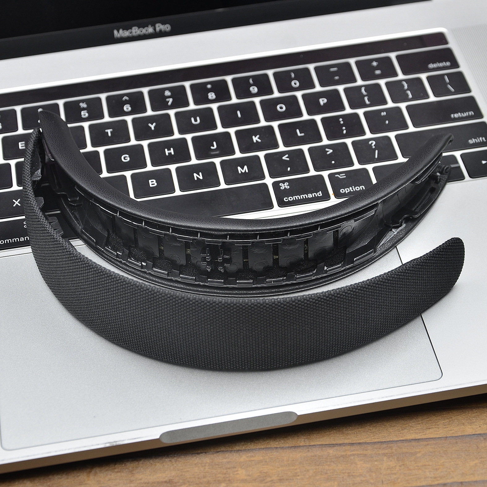 Czarna klawiatura laptopa z czarną poduszką na górze.