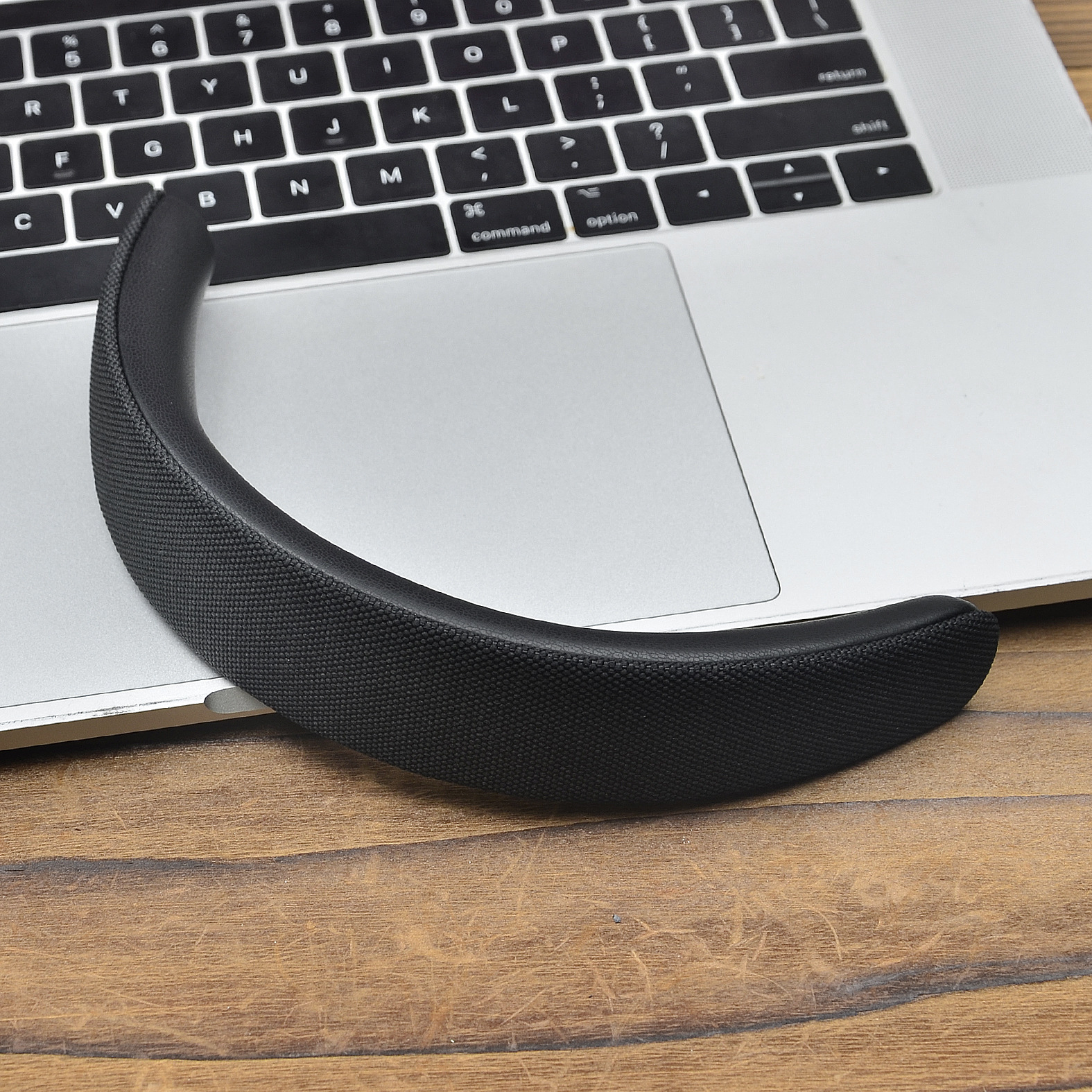 Czarna klawiatura laptopa z czarną poduszką na górze.