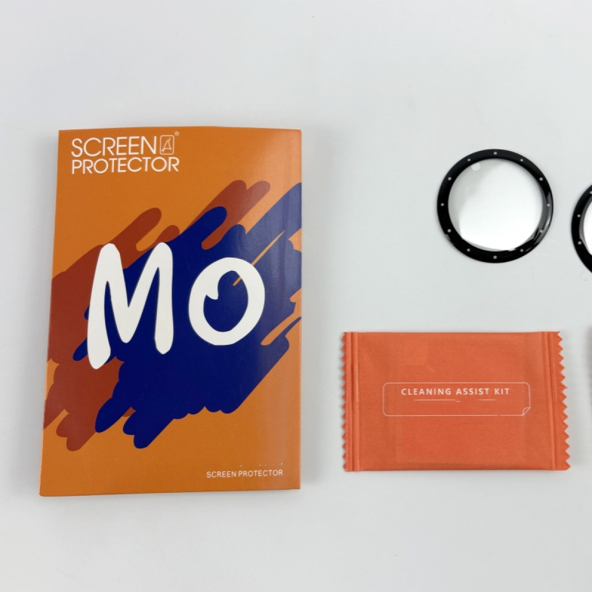 Bildschirmschutz-Kit mit orangefarbener Hülle, Reinigungskit und zwei schwarzen Displayschutzfolien.