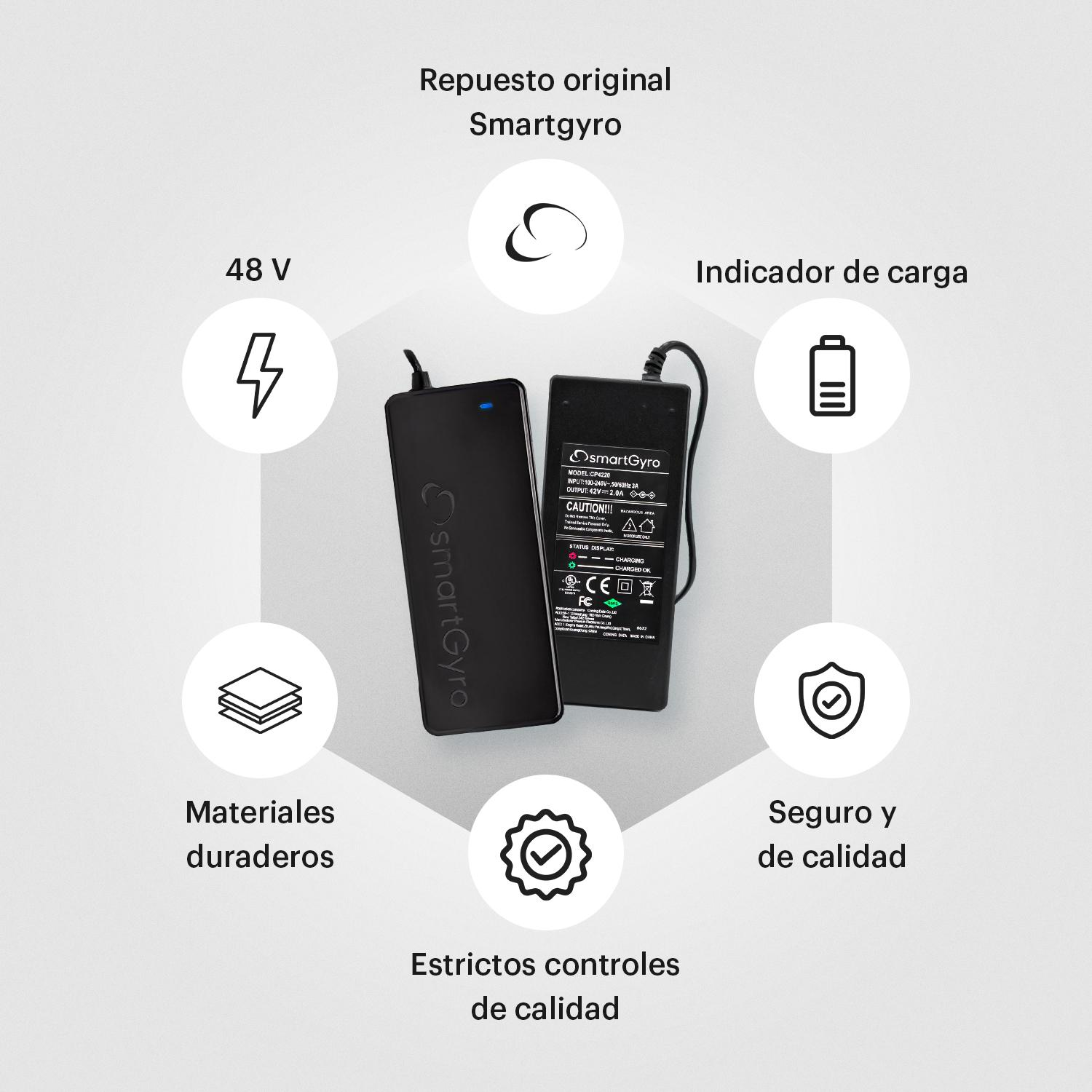 Fondo blanco con un cargador SmartGyro e iconos que muestran características como voltaje, indicador de batería y calidad.