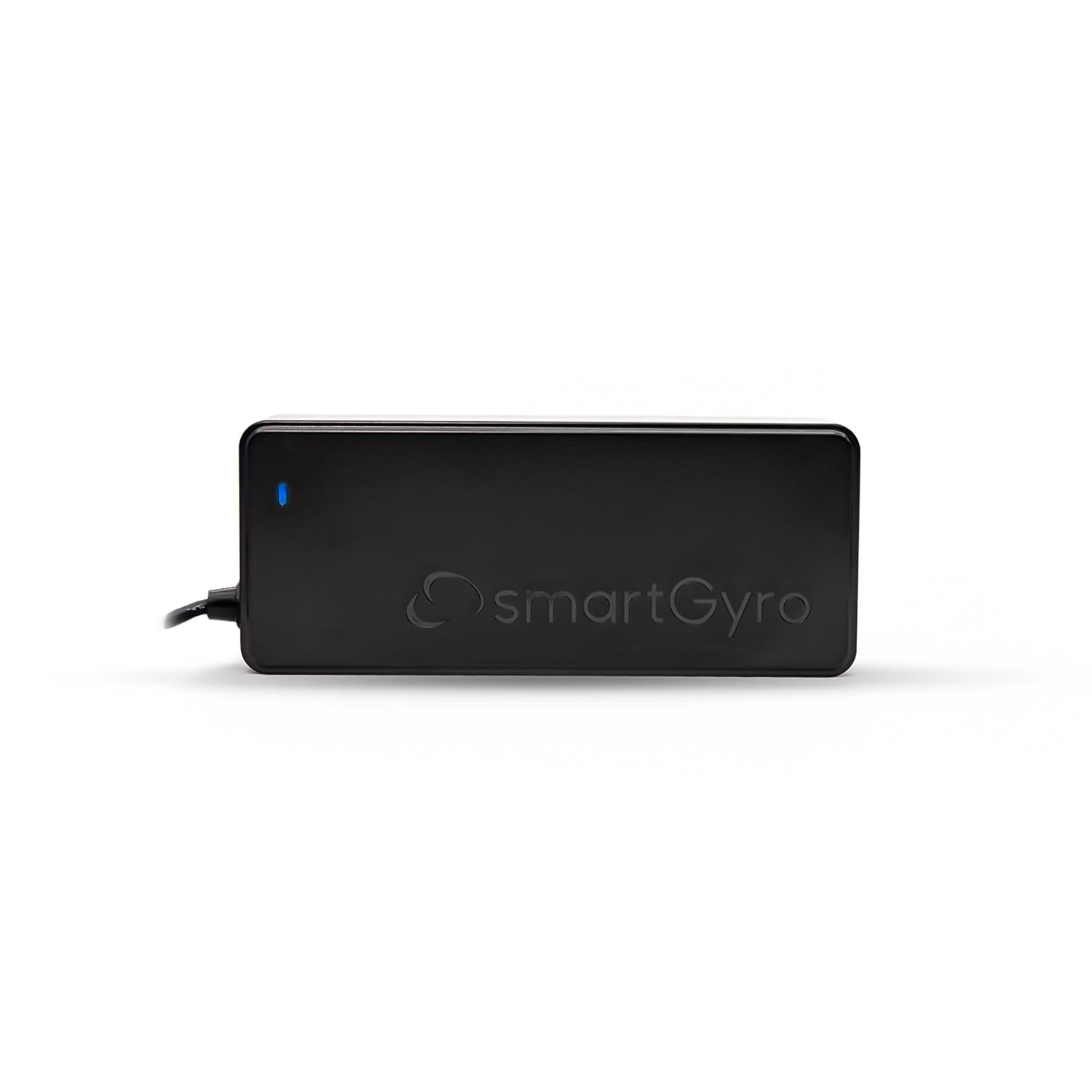Cargador SmartGyro negro con luz azul encendida, sobre fondo blanco.