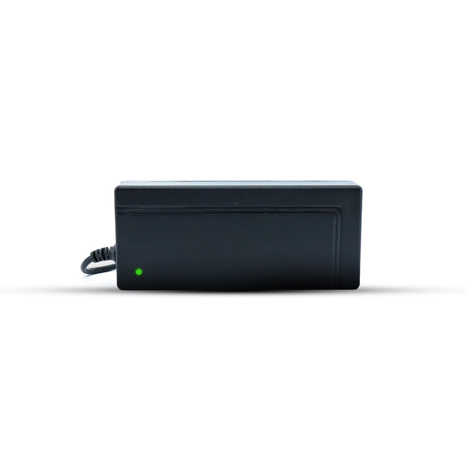 Cargador negro con luz indicadora verde, aislado sobre fondo blanco.