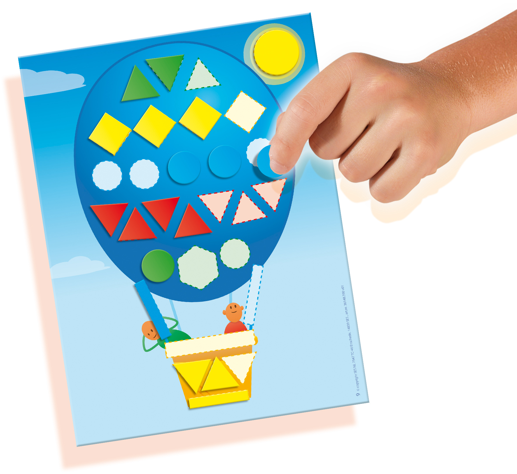 Eine Hand zeigt auf einen blauen Heißluftballon mit Aufklebern von Formen. Der Himmel ist blau.