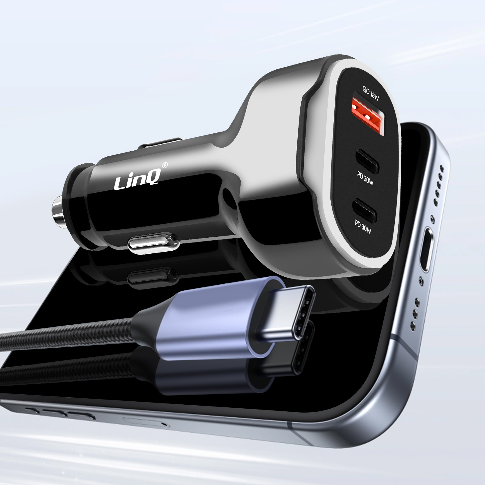 Ein Autoladegerät mit drei USB-Anschlüssen, mit Telefon und Kabel. Schwarz-Silber-Design. Weißer Hintergrund.