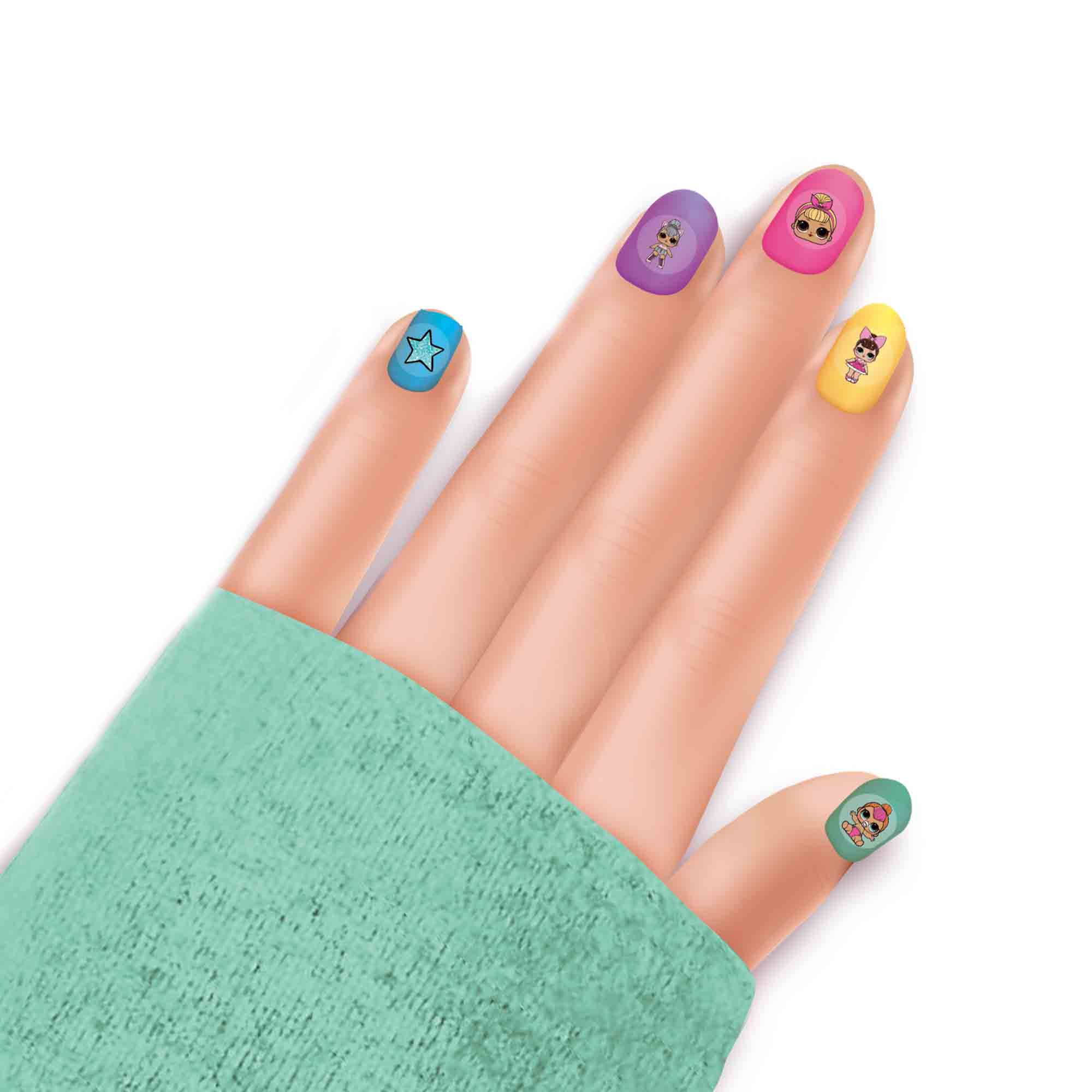 Eine Hand mit bemalten Nägeln. Jeder Nagel hat ein anderes LOL-Puppen-Design in verschiedenen Farben, darunter Blau und Gelb.