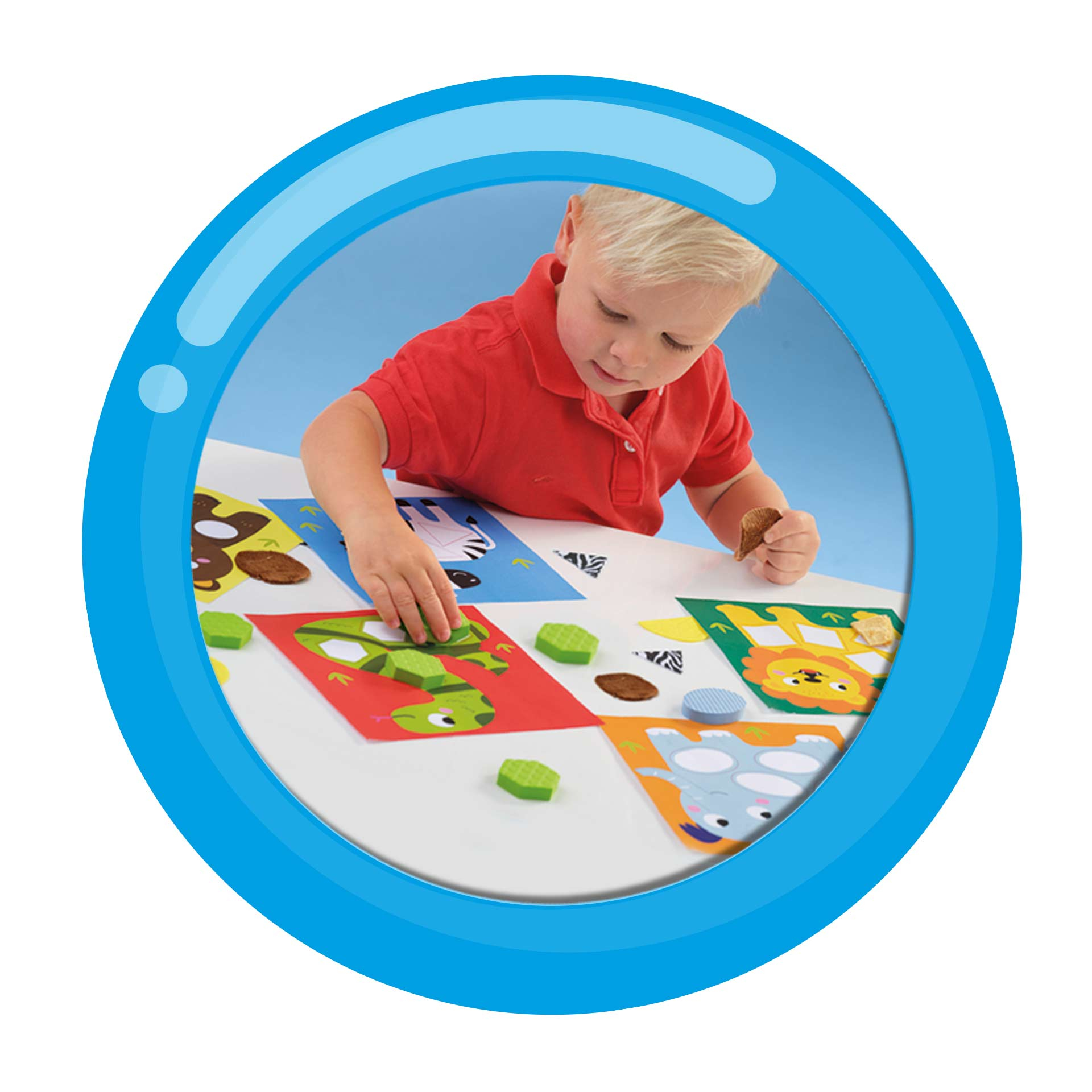 Ein Kind spielt mit Tier-Puzzles auf einem Tisch, umgeben von einem blauen Rahmen.