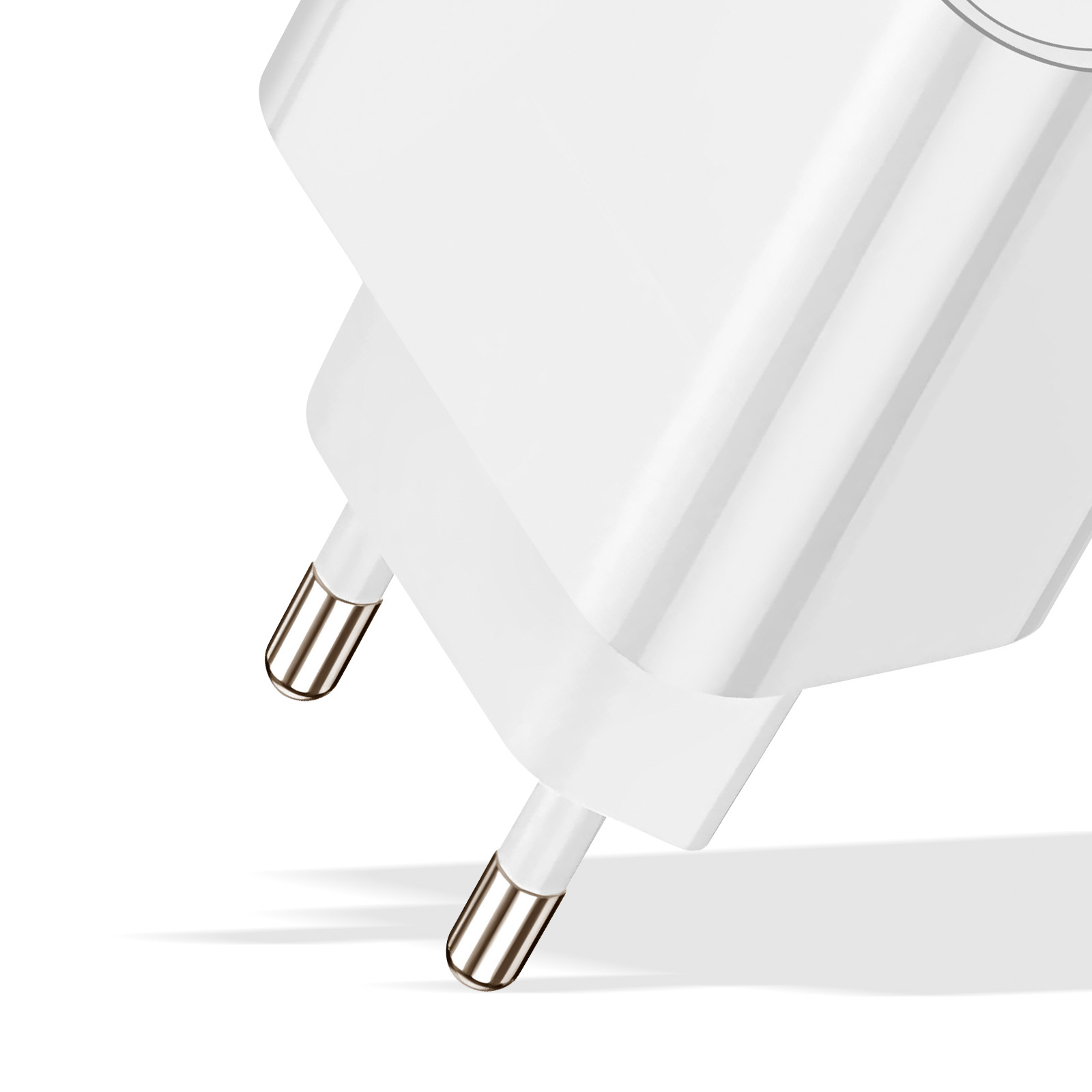 Un primo piano dei pin della spina di un caricabatterie da parete bianco, che mostra le punte metalliche.