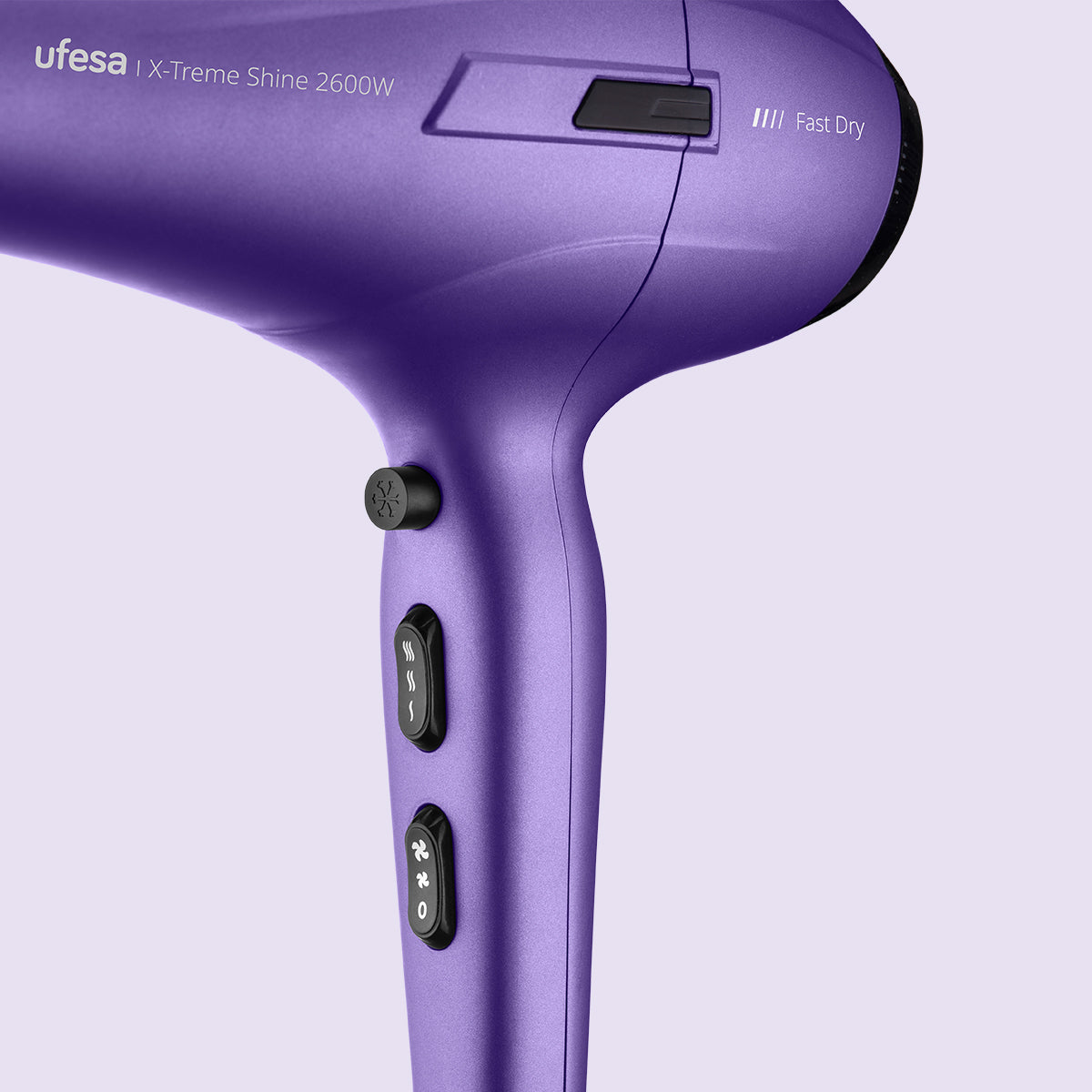 Un asciugacapelli viola. L'asciugacapelli ha un manico nero e tre pulsanti. Il design è elegante e moderno.