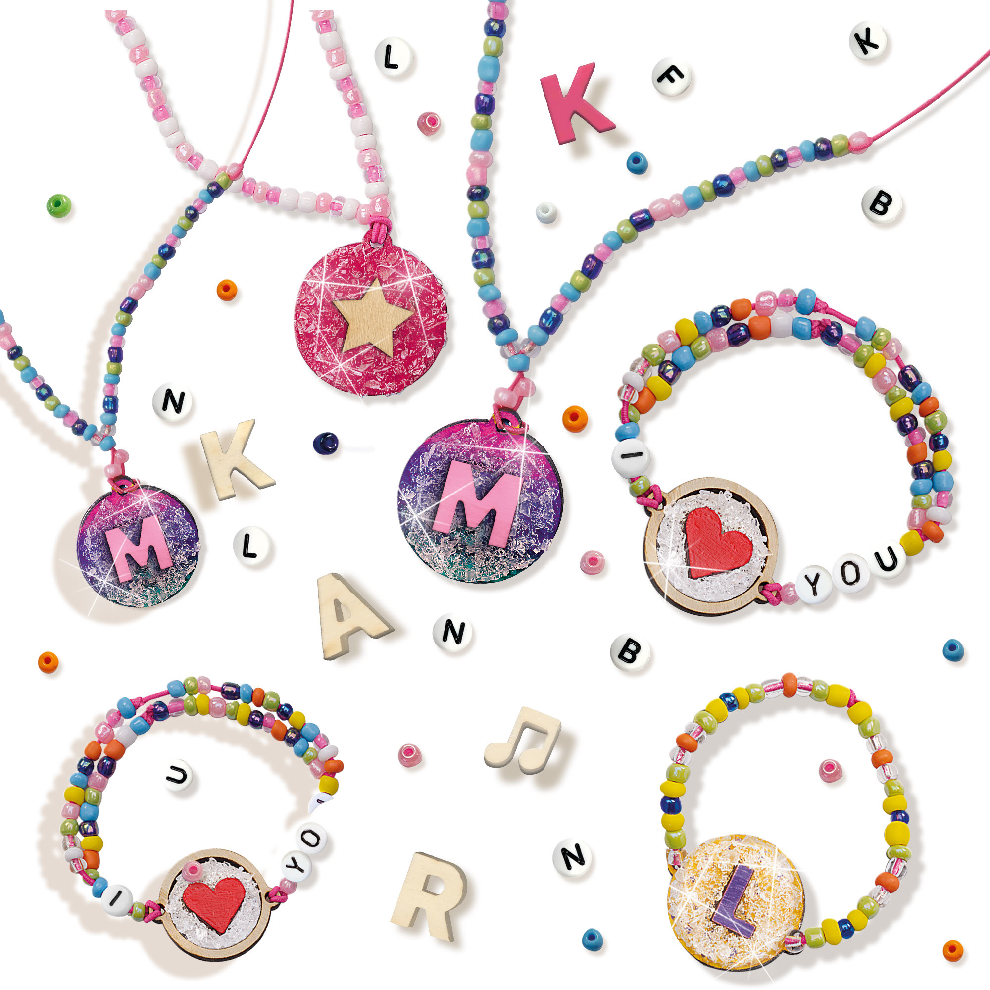 Schmuck mit Buchstaben und Herzen, Perlen und Holzanhängern. Halskette und Armbänder.