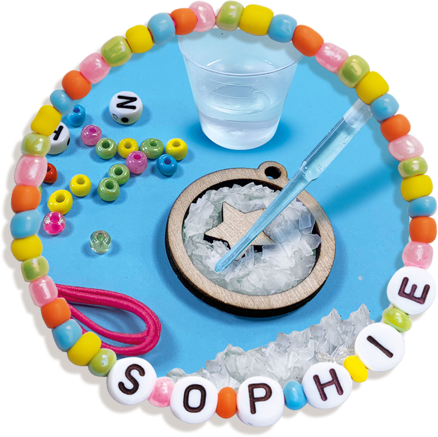 Bastelset mit Perlen, einem Becher, einem Holzstern und dem Namen SOPHIE in Perlen auf einer blauen Oberfläche.