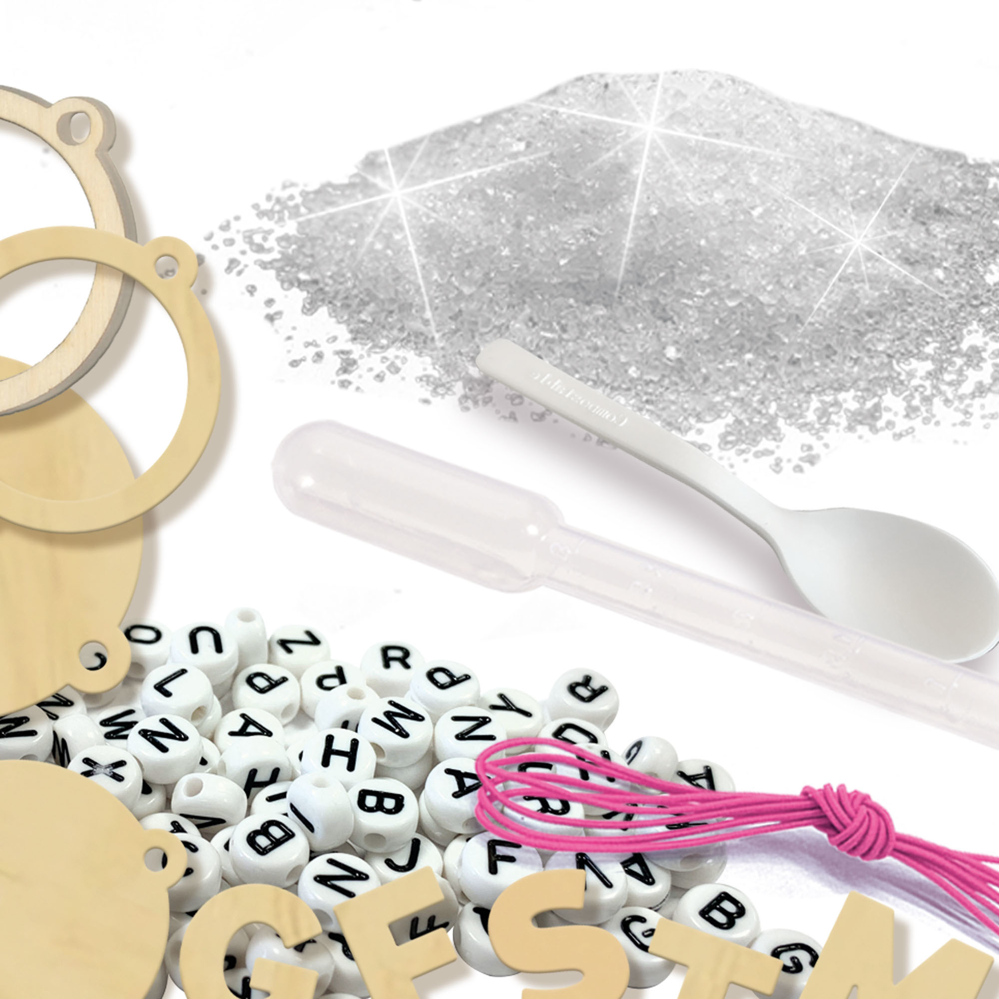 Bastelmaterial: Holzformen, Perlen, ein Löffel, Buchstaben und eine rosa Schnur, alles auf weißem Hintergrund.
