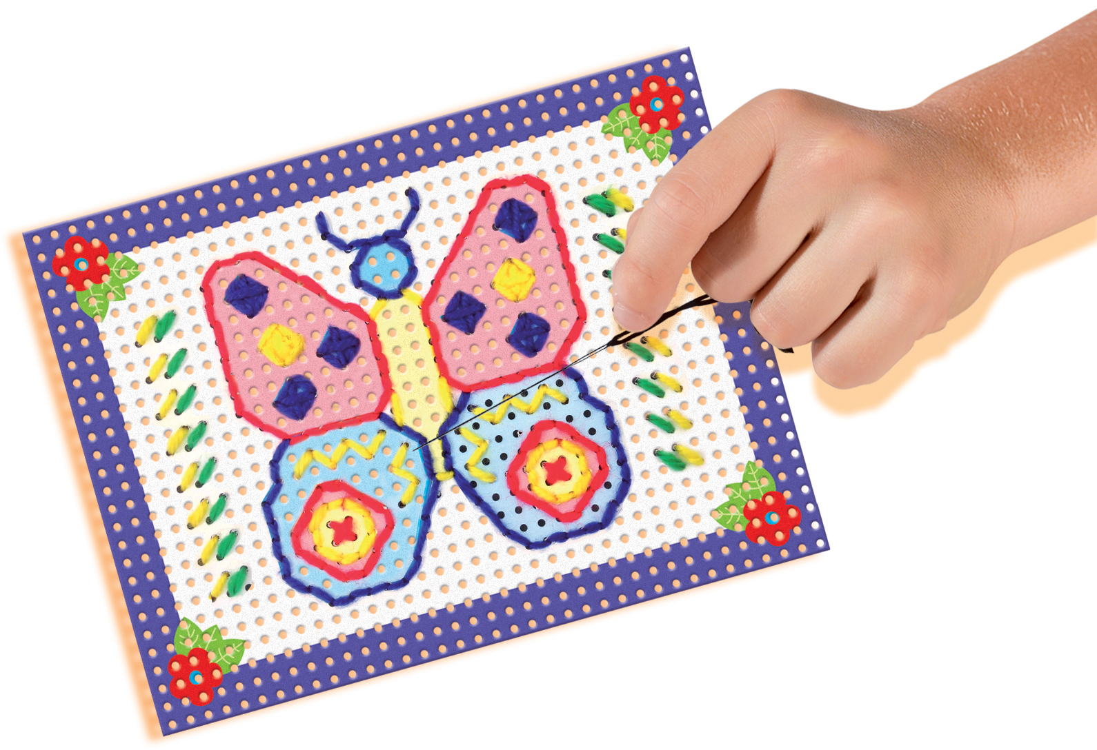 Ręka haftuje motyla na kartce. Motyl jest kolorowy, z niebieskim i różowym.