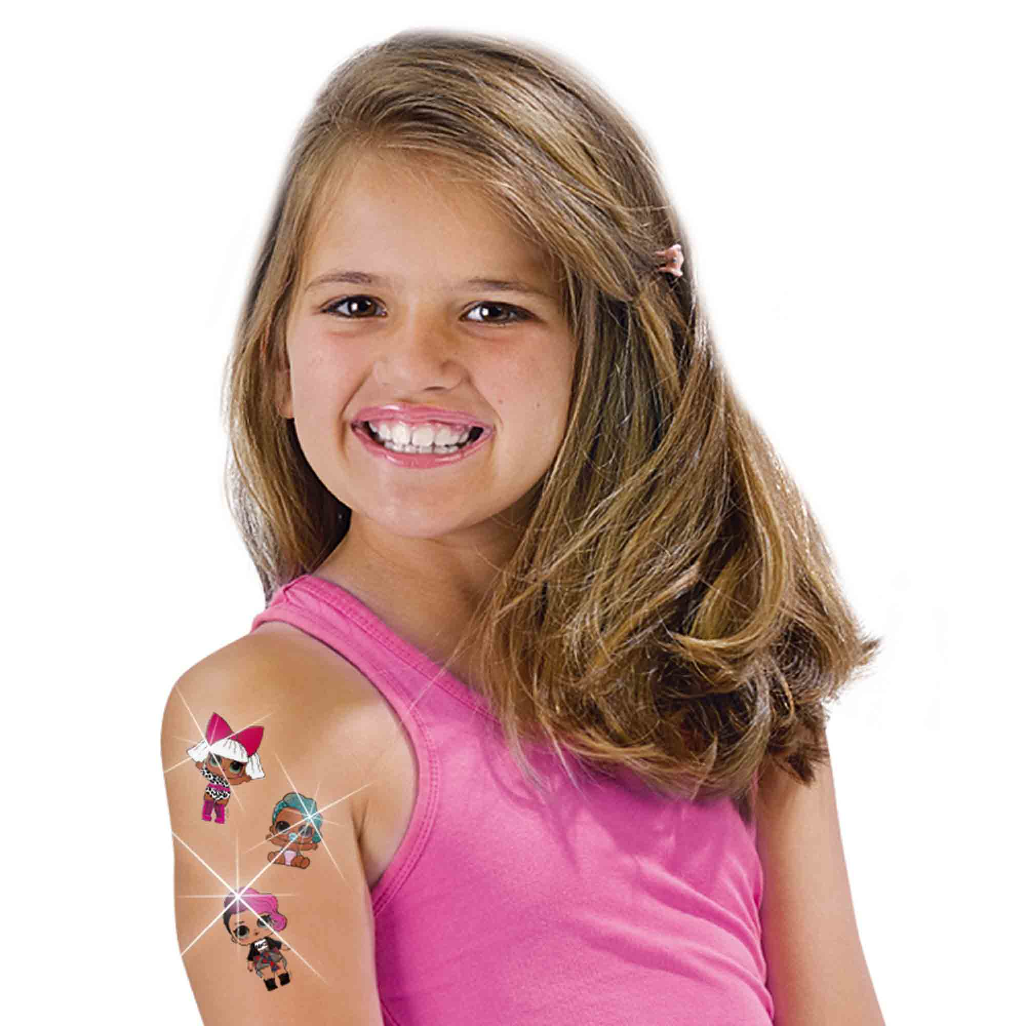 Dziewczyna z tymczasowymi tatuażami lalek na ramieniu. Tatuaże obejmują trzy różne wzory lalek.