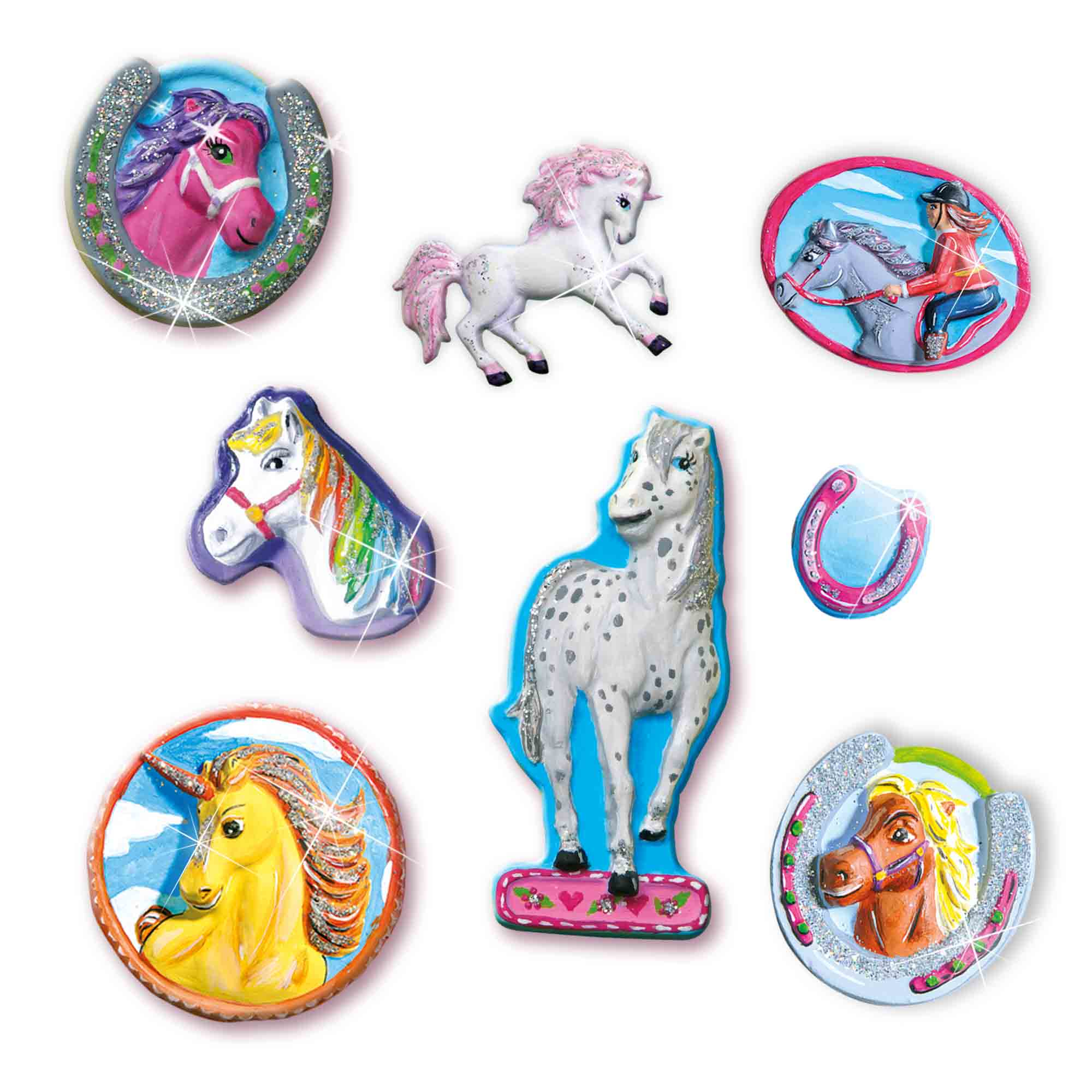 Różne dzieła sztuki o tematyce końskiej: jednorożce, podkowy i dziewczyna jeżdżąca konno.