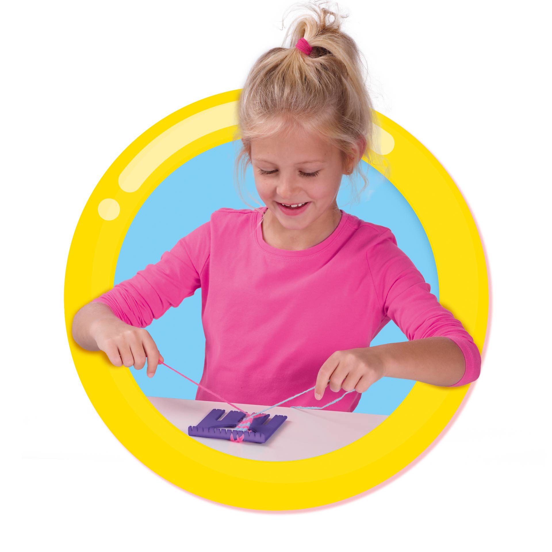 Ein Mädchen lächelt, während es an einem Webprojekt in einem gelben Kreis arbeitet.