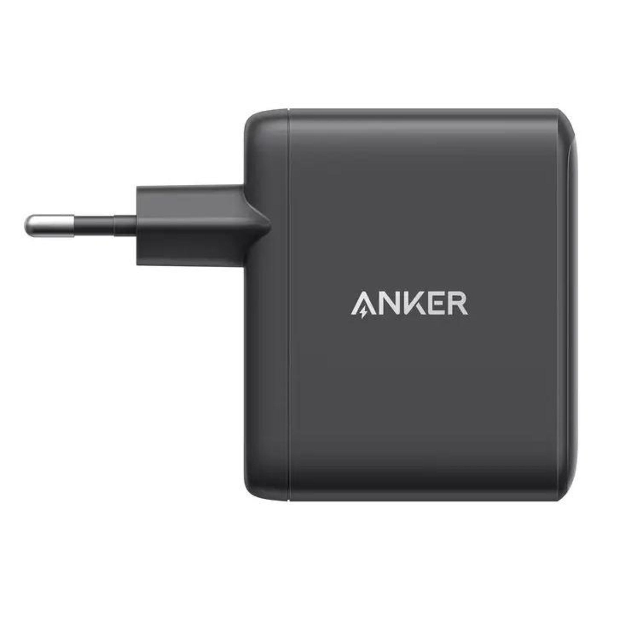 Un cargador Anker negro sobre un fondo blanco, con el logo de Anker visible.