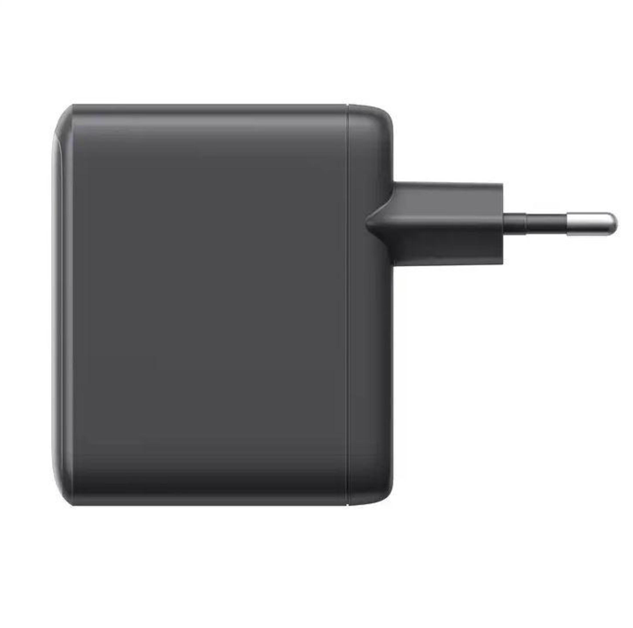 Un adaptador de corriente gris oscuro con un enchufe sobre un fondo blanco.