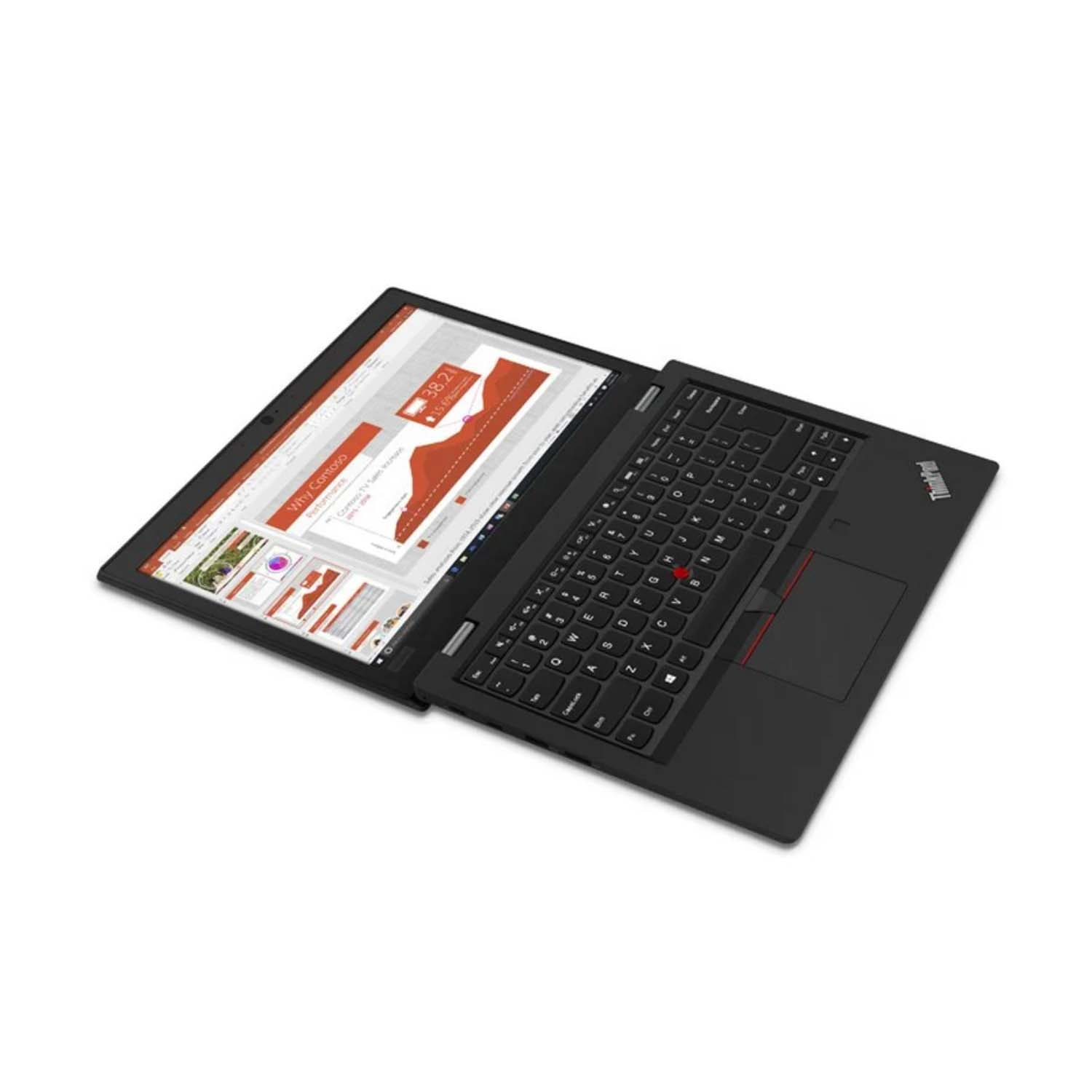 Portátil, abierto, mostrando la pantalla, teclado y panel táctil sobre blanco.