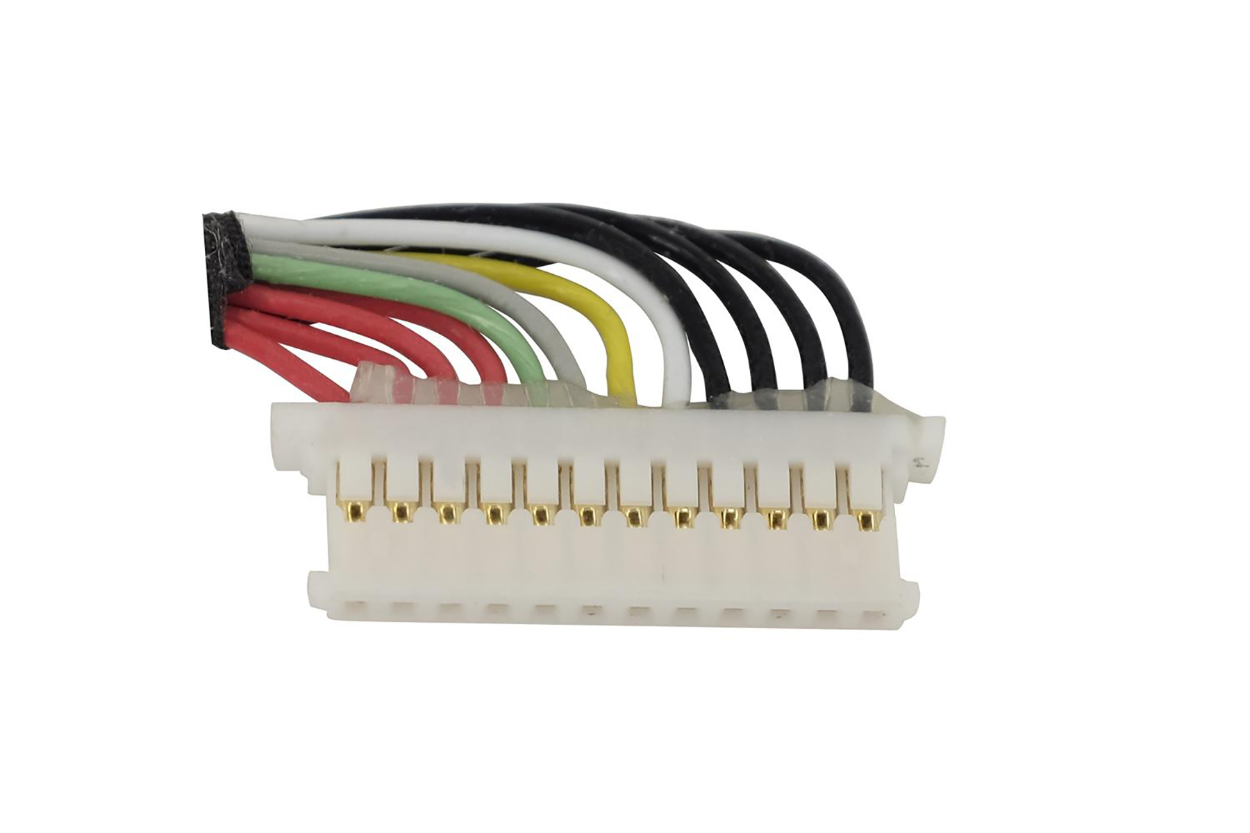 Ein weißer Stecker mit mehreren bunten Drähten, isoliert auf weißem Hintergrund.