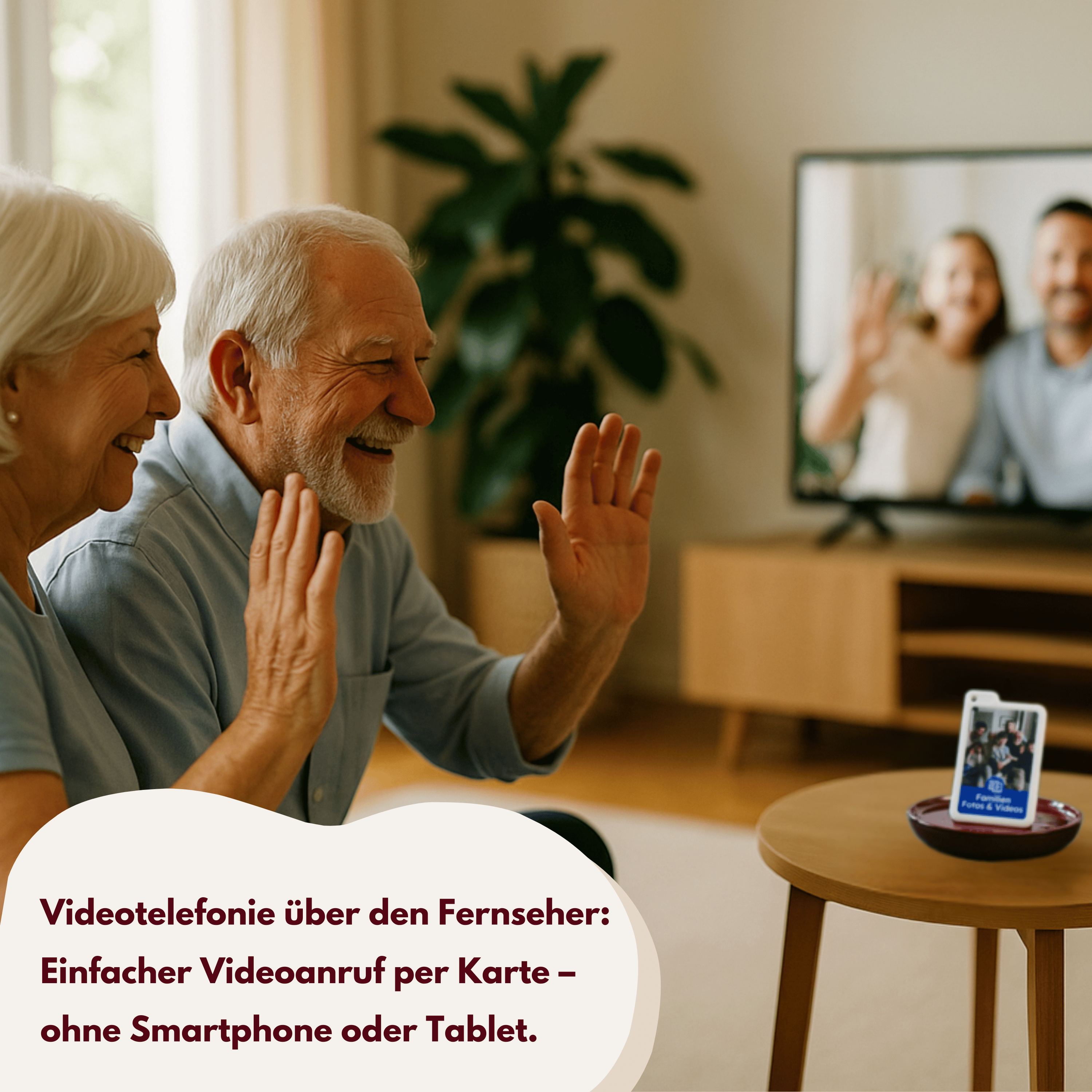 Älteres Ehepaar winkt auf einem Bildschirm, der ihre Familie zeigt, mit Telefon auf einem Tisch.