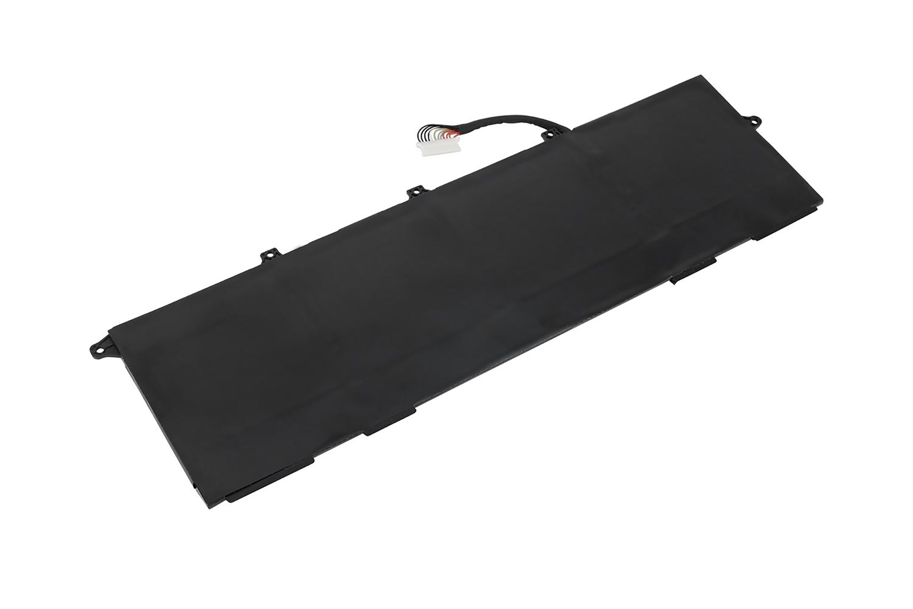 Laptop-Akku mit schwarzer Oberfläche und kleinem Stecker. Weißer Hintergrund, schräge Ansicht.