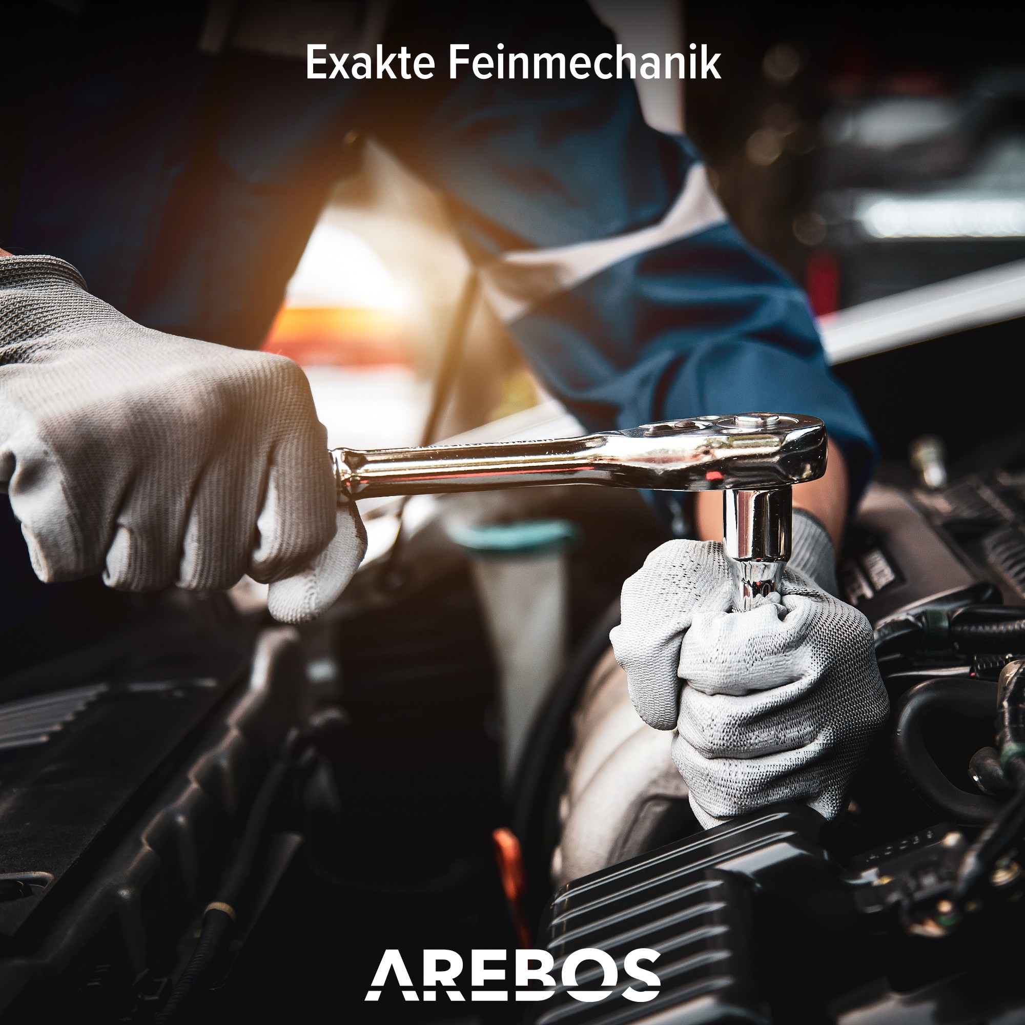 Hände mit Handschuhen arbeiten mit einem Schraubenschlüssel an einem Automotor.