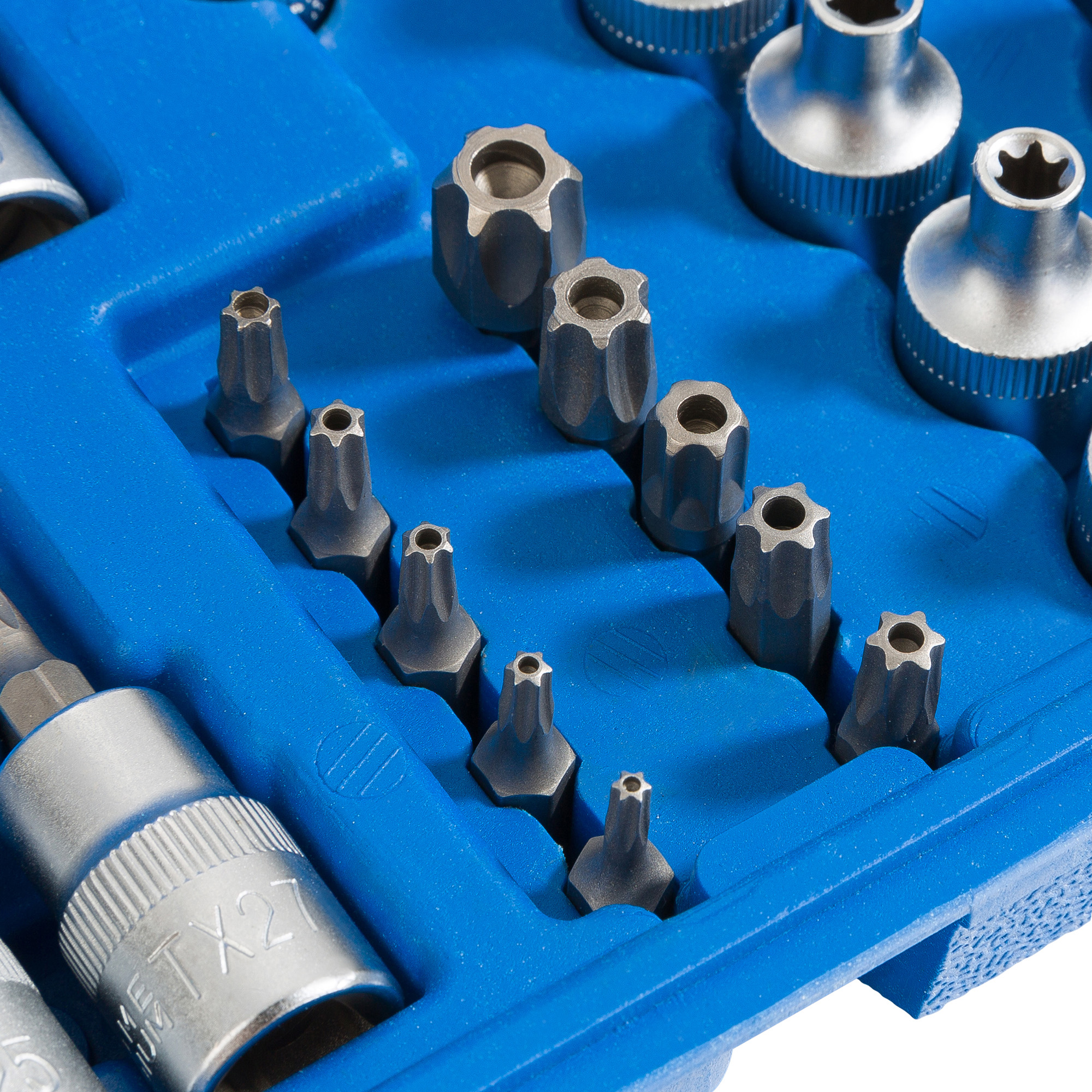 Nahaufnahme von silbernen Torx-Bits in einem blauen Werkzeugkasten. Verschiedene Größen sind sichtbar.