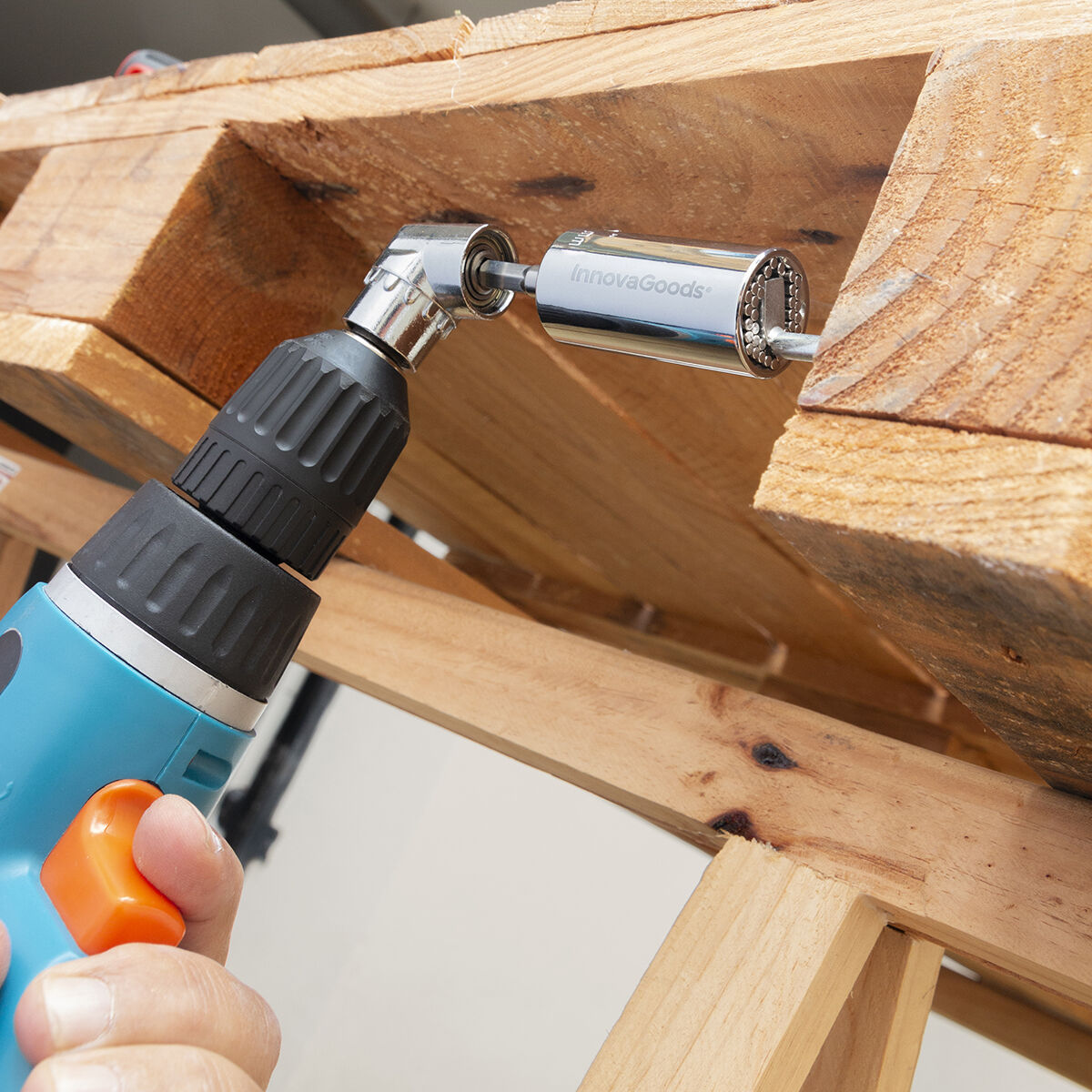 Bohrmaschine mit InnovaGoods-Steckdosenadapter, an einer Holzkonstruktion befestigt, in Gebrauch.